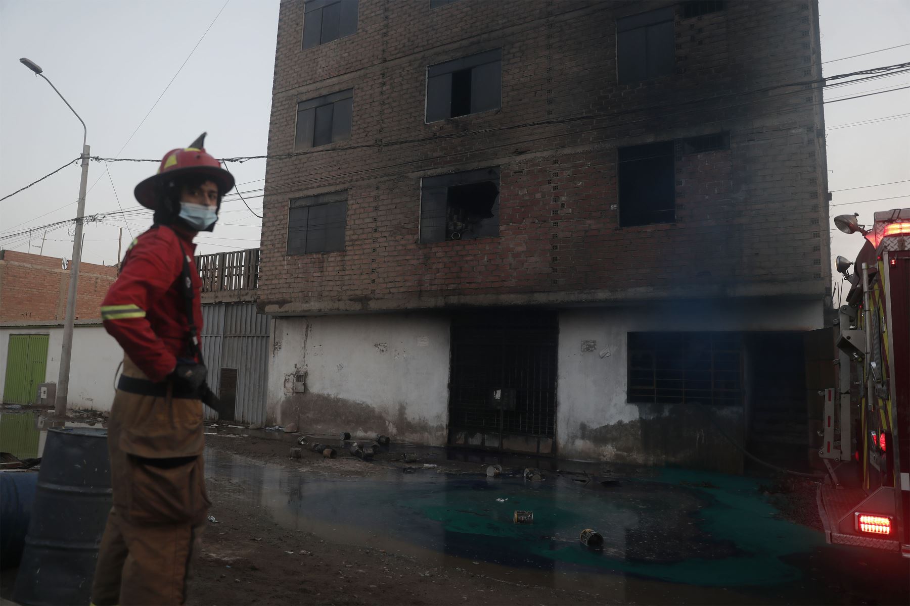 Bomberos controlaron incendio en local de fábrica de pinturas ubicada en la Asociación Los Rosales, en el distrito de Puente Piedra.
Foto: ANDINA/Renato Pajuelo