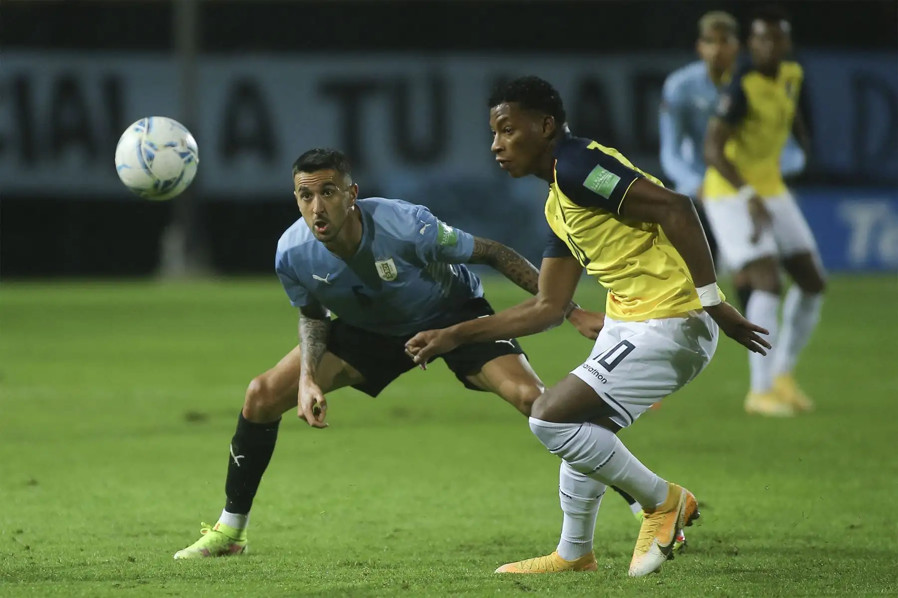 El uruguayo Matías Vecino y el ecuatoriano Gonzalo Plata compiten por el balón durante su partido de fútbol de clasificación sudamericano para la Copa Mundial de la FIFA Qatar 2022 en el estadio Campeón del Siglo en Montevideo.
Foto: AFP