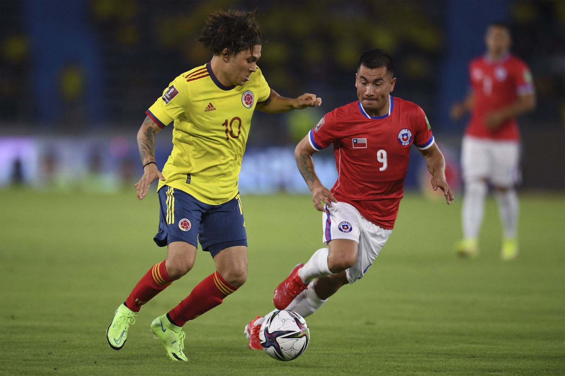 El colombiano Juan Quintero y el chileno Jean Meneses compiten por el partido clasificatorio sudamericano para la Copa Mundial de la FIFA Qatar 2022.
Foto: AFP