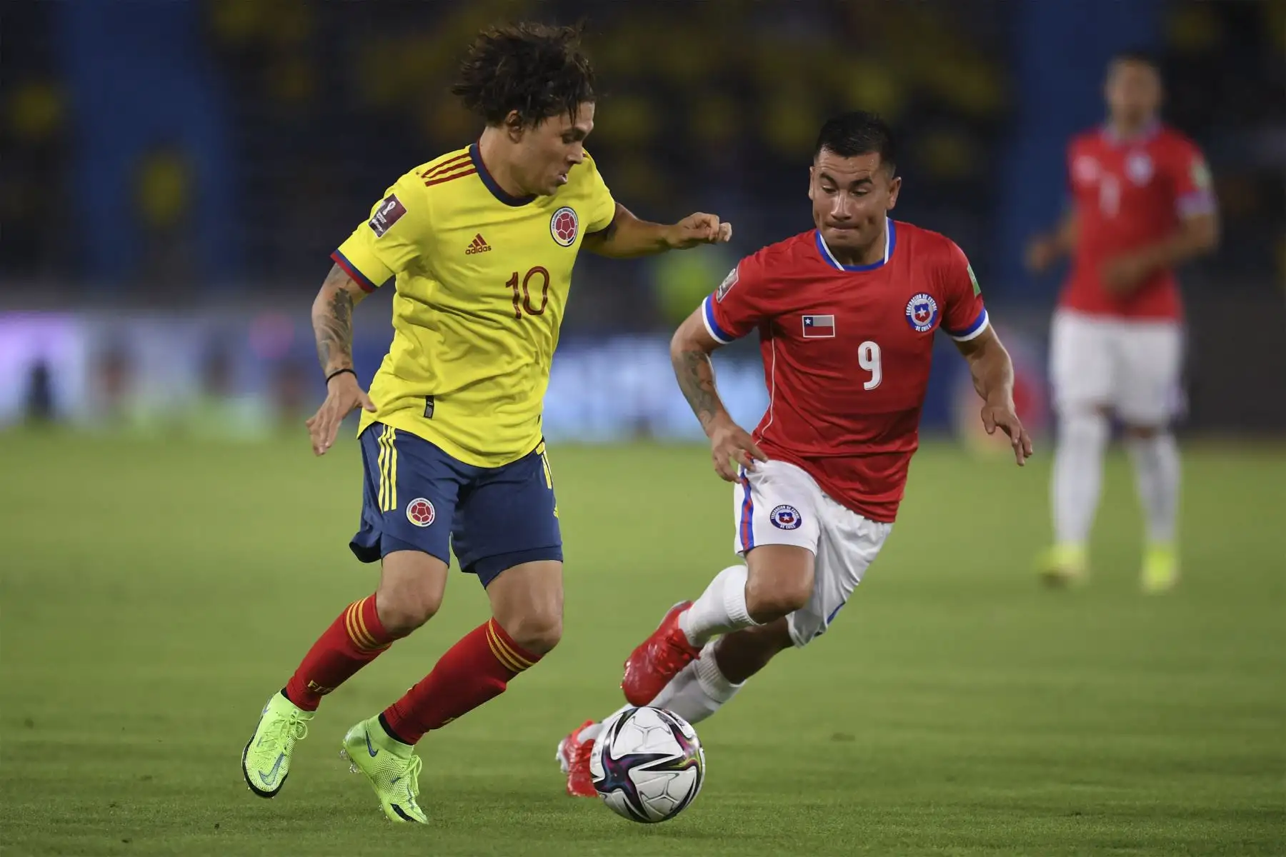 El colombiano Juan Quintero y el chileno Jean Meneses compiten por el partido clasificatorio sudamericano para la Copa Mundial de la FIFA Qatar 2022.
Foto: AFP