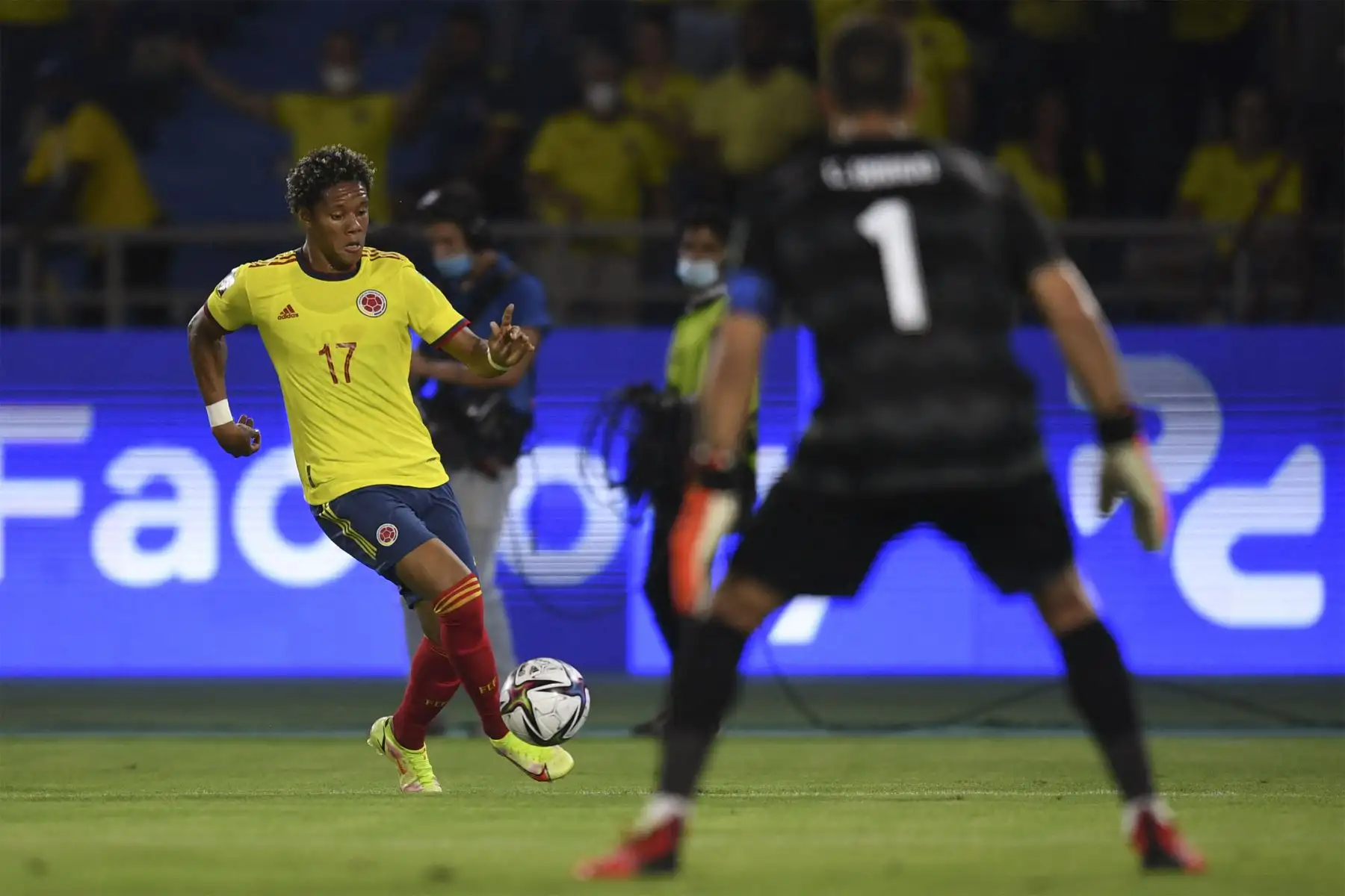 El colombiano Yairo Moreno y el arquero chileno Claudio Bravo compiten por el balón durante el partido clasificatorio sudamericano para la Copa Mundial de la FIFA Qatar 2022.
Foto : AFP