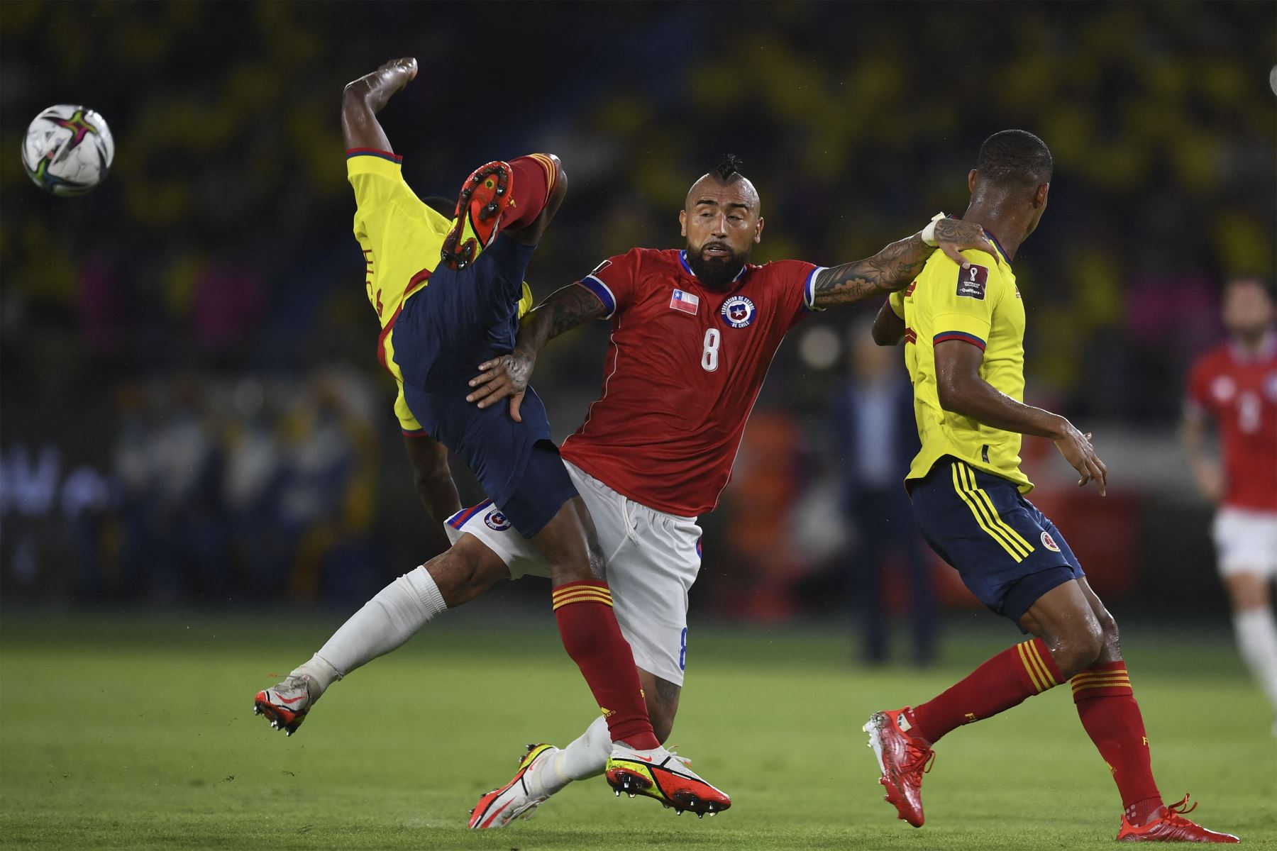 El chileno Arturo Vidal compite por el balón con el colombiano Oscar Murillo y el colombiano Yairo Moreno durante su partido clasificatorio sudamericano para la Copa Mundial de la FIFA Qatar 2022.
Foto: AFP
