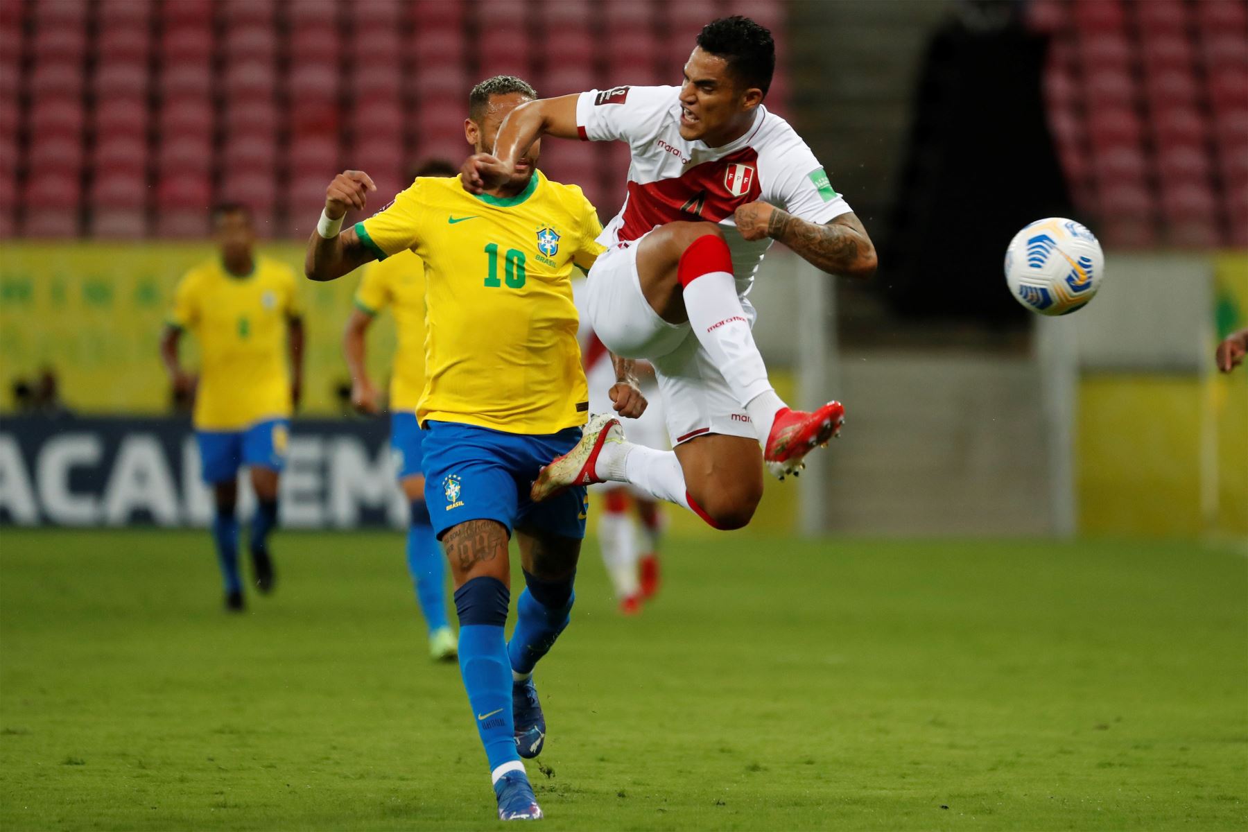 Neymar de Brasil disputó un balón con Anderson Santamaría de Perú, antes del partido por las eliminatorias sudamericanas para el Mundial de Catar 2022 entre Brasil y Perú en la ciudad de Recife.
Foto: EFE