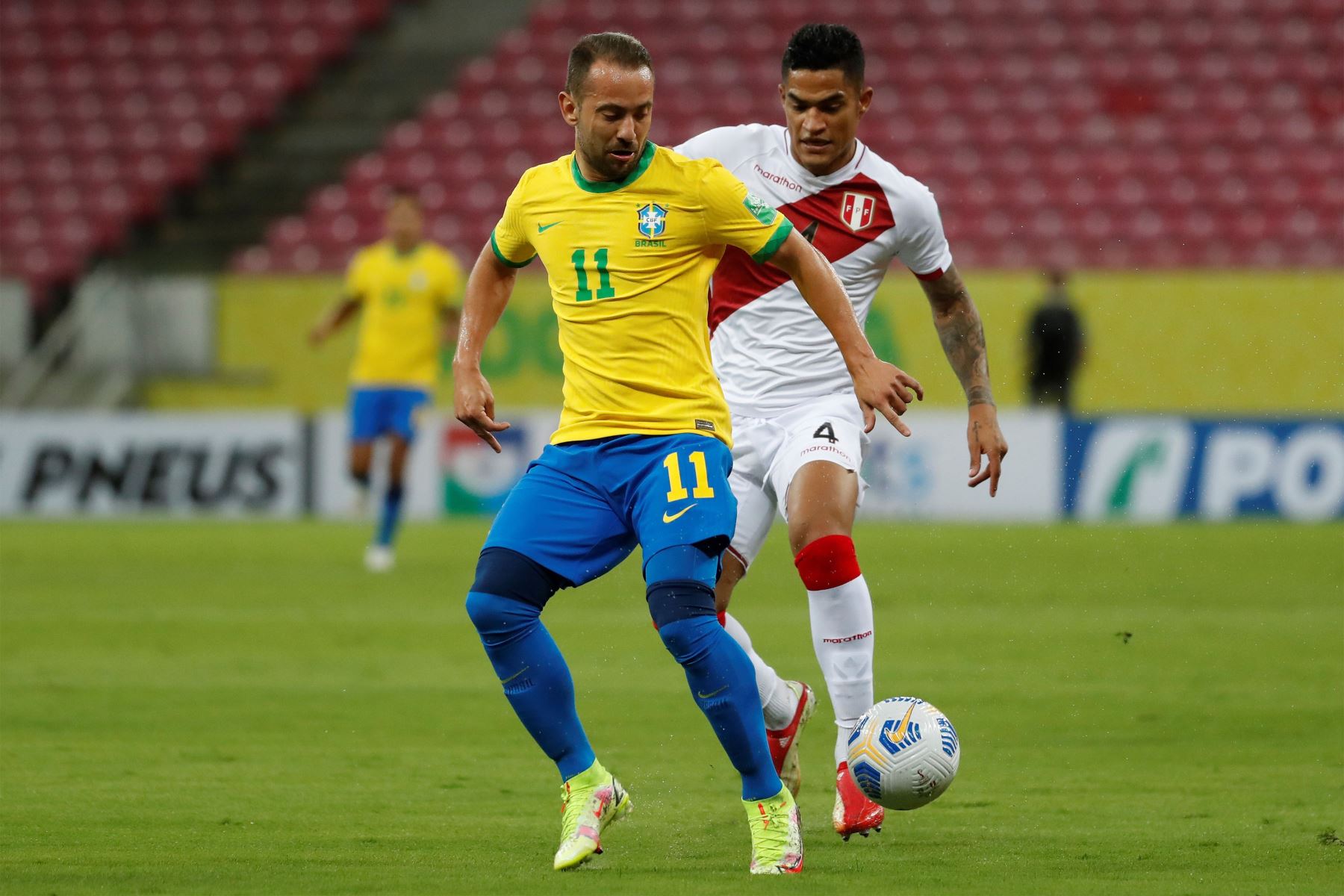 Everton Ribeiro de Brasil jugó un balón con Anderson Santamaría de Perú, antes del partido por las eliminatorias sudamericanas para el Mundial de Catar 2022 entre Brasil y Perú en la ciudad de Recife.
Foto: EFE