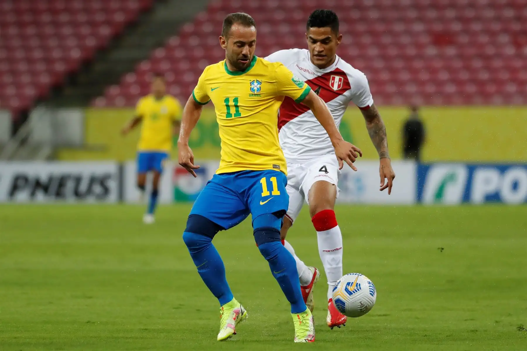 Everton Ribeiro de Brasil jugó un balón con Anderson Santamaría de Perú, antes del partido por las eliminatorias sudamericanas para el Mundial de Catar 2022 entre Brasil y Perú en la ciudad de Recife.
Foto: EFE