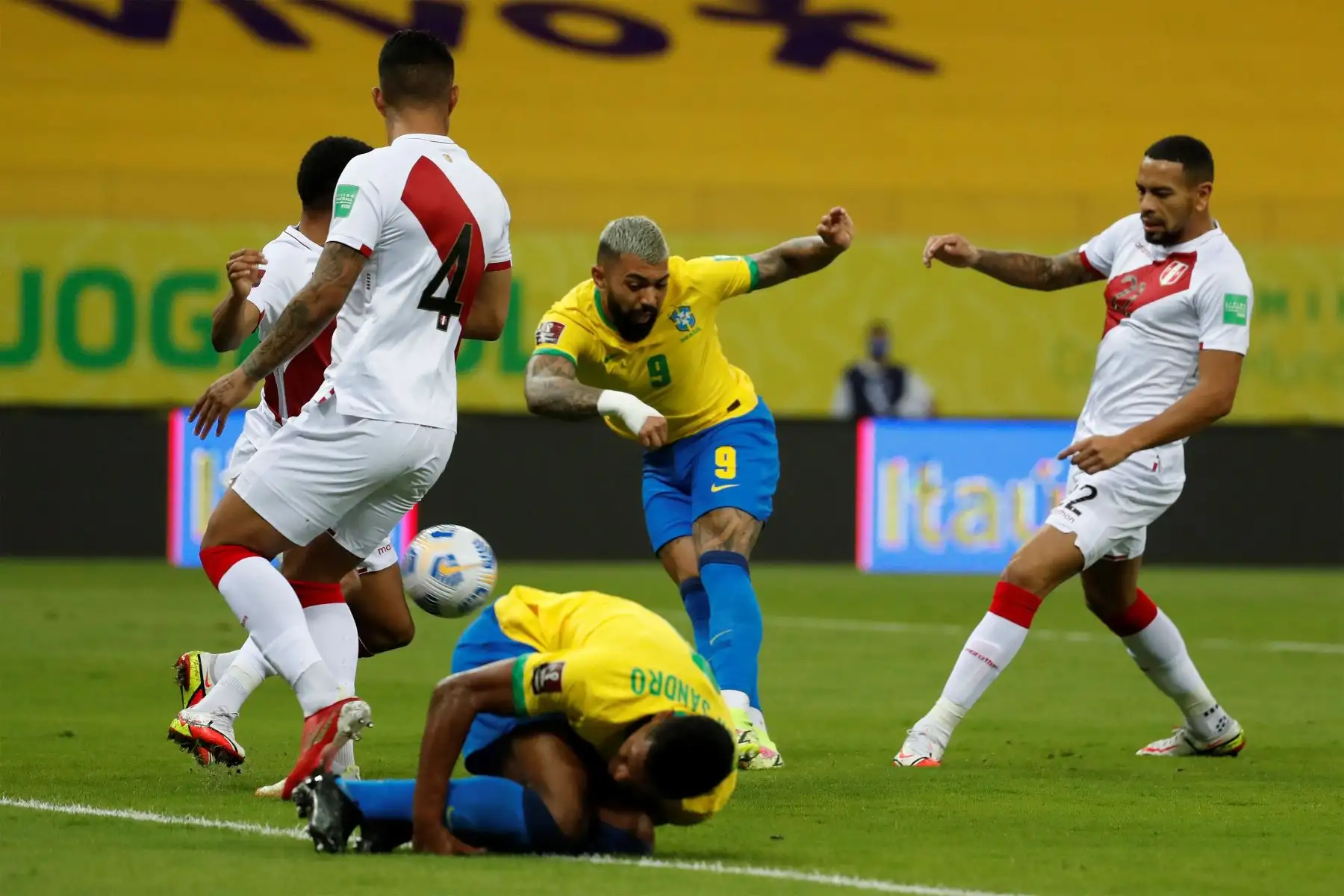 Gabriel Barbosa de Brasil patea el balón durante  el partido por las eliminatorias sudamericanas para el Mundial de Catar 2022 entre Brasil y Perú en la ciudad de Recife.
Foto: EFE