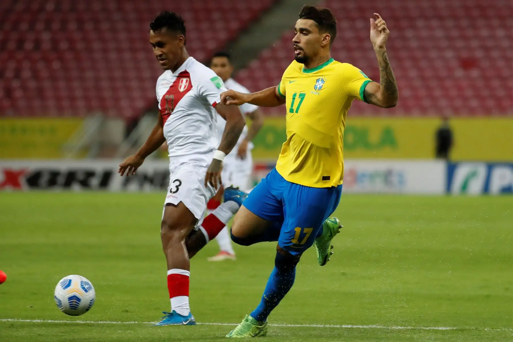 Lucas Paquetá  de Brasil disputó un balón con Renato Tapia de Perú , durante el  partido por las eliminatorias sudamericanas para el Mundial de Catar 2022.
Foto: EFE
