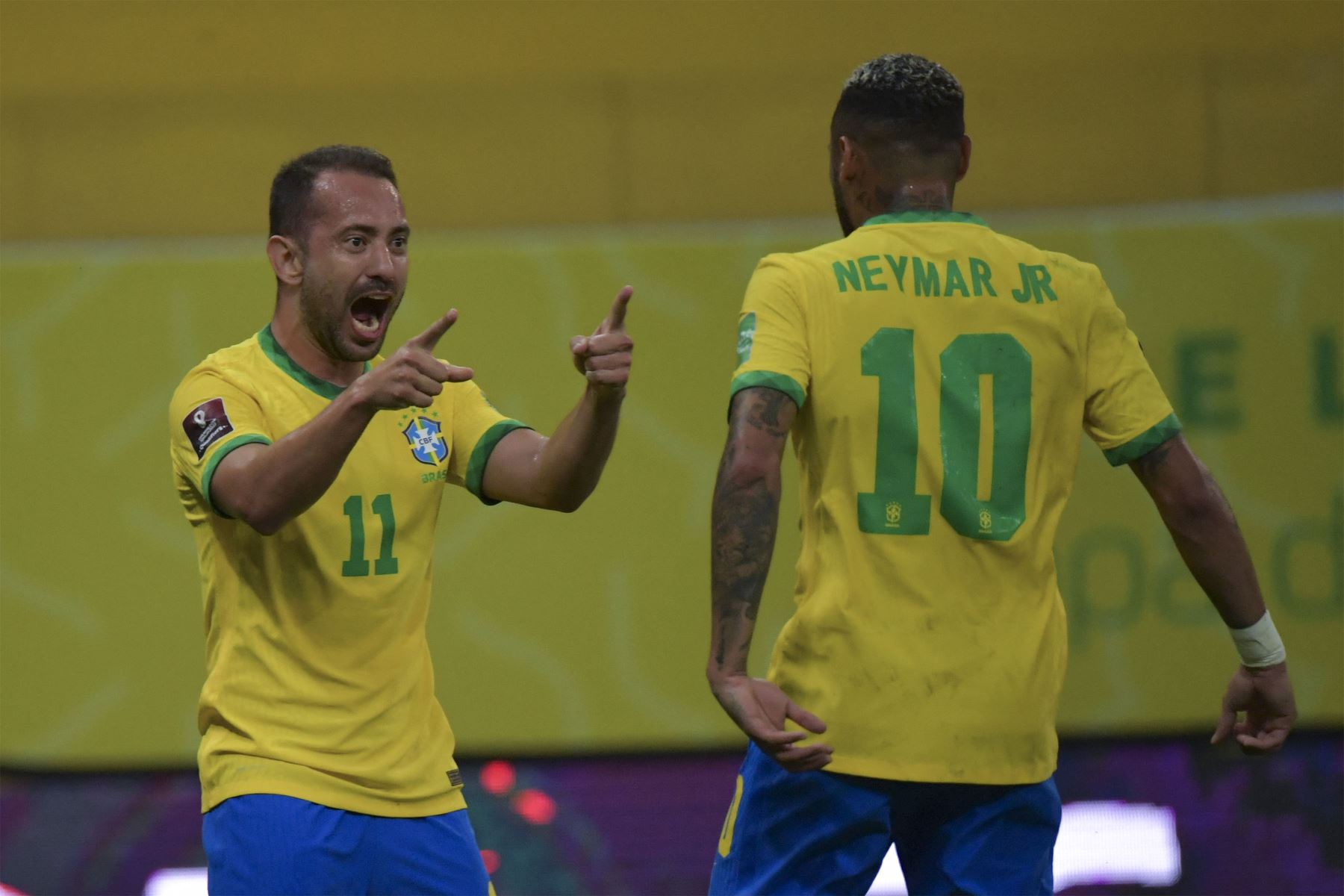 El brasileño Everton Ribeiro celebra con el brasileño Neymar tras anotar contra Perú durante el partido clasificatorio sudamericano para la Copa Mundial de la FIFA Qatar 2022.
Foto: AFP