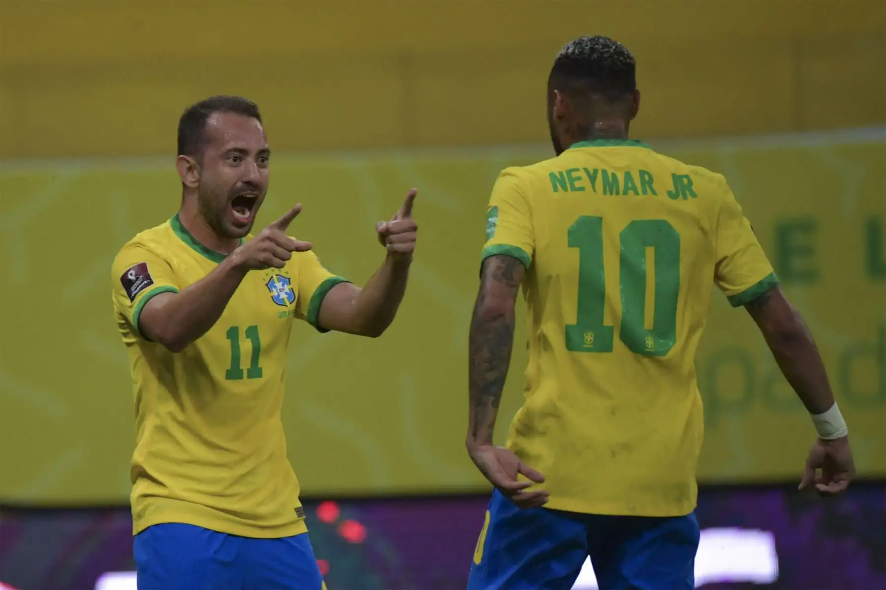 El brasileño Everton Ribeiro celebra con el brasileño Neymar tras anotar contra Perú durante el partido clasificatorio sudamericano para la Copa Mundial de la FIFA Qatar 2022.
Foto: AFP