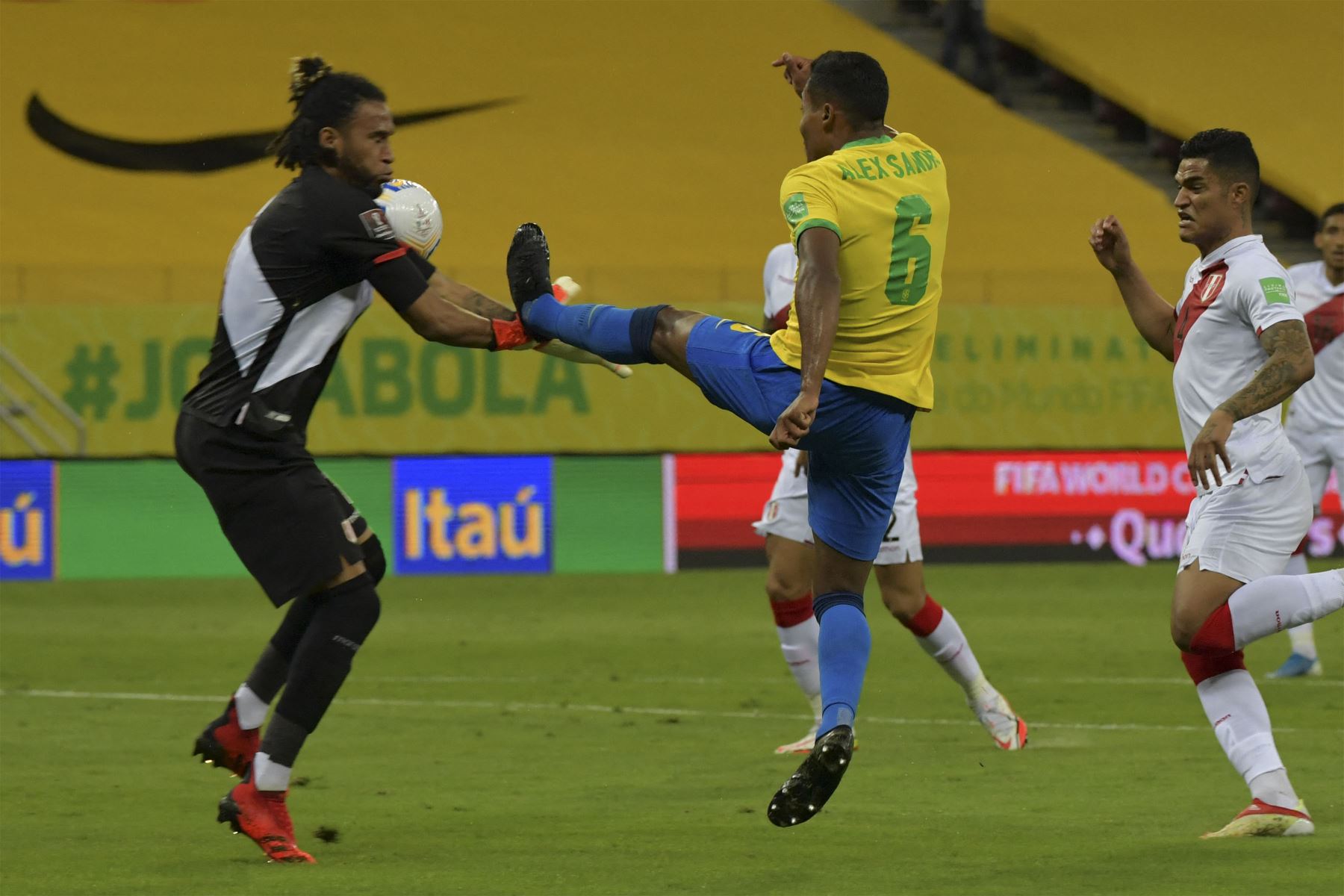 El brasileño Alex Sandro y el portero peruano Pedro Gallese compiten por el balón durante su partido de fútbol de clasificación sudamericano para la Copa Mundial de la FIFA Qatar 2022.
Foto: AFP