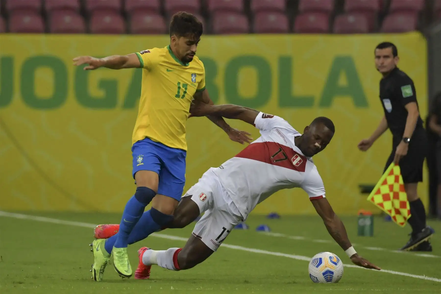El peruano Luis Advincula  y el brasileño Lucas Paqueta compiten por el balón durante su partido de fútbol de clasificación sudamericano para la Copa Mundial de FIFA Qatar 2022.
Foto: AFP