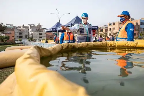 La comuna ha apoyado al gobierno local mediante la instalación en el parque La Amistad (Urb. Los Jardines, II Etapa), de un puesto de comando con seis bladers, con caballetes de distribución de agua y motobombas para atender de manera inmediata a las familias. ANDINA/ Municipalidad de Lima