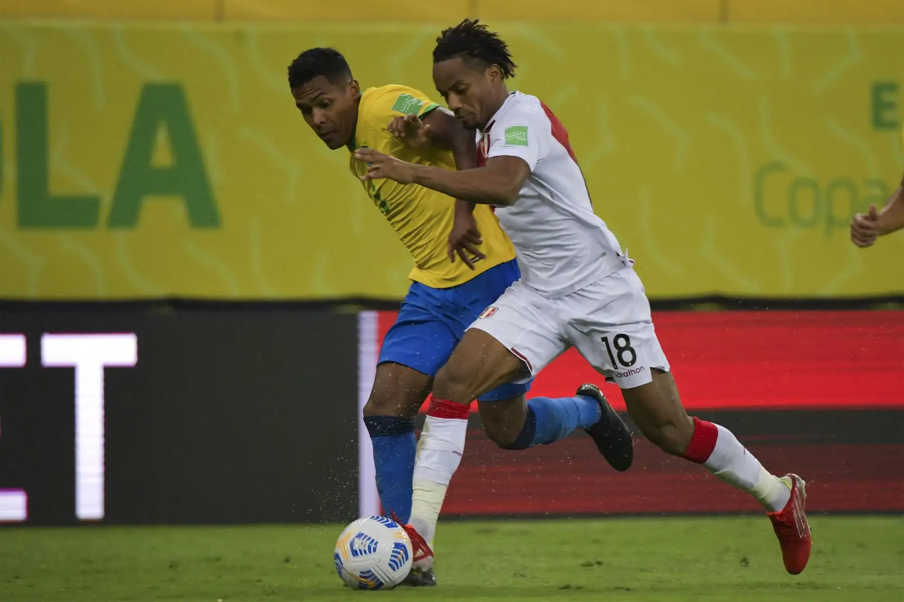El brasileño Alex Sandro y el peruano Andre Carrillo compiten por el balón durante su partido de fútbol de clasificación sudamericano para la Copa Mundial de la FIFA Qatar 2022.
Foto: AFP