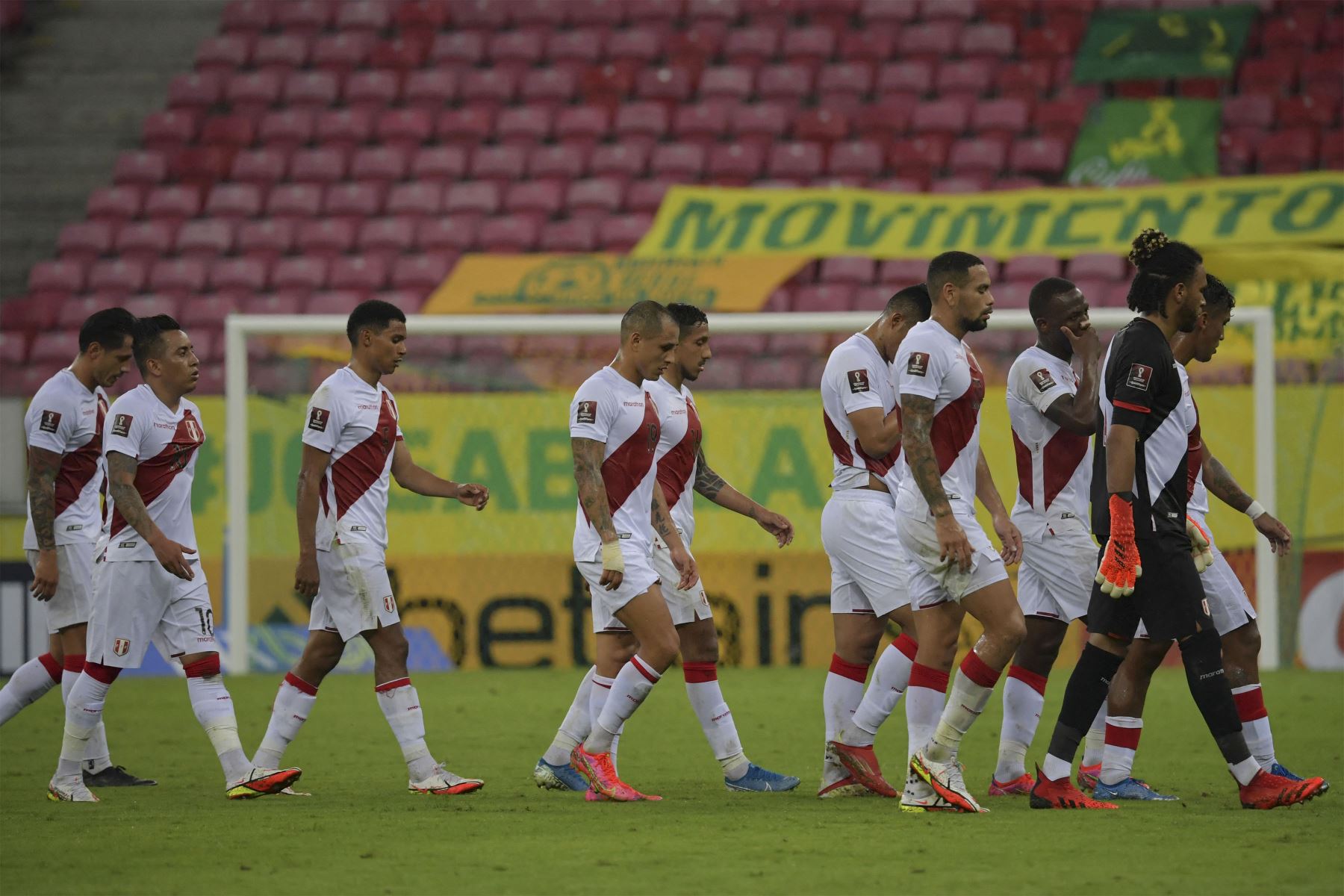 Los jugadores de Perú abandonan el campo en el descanso durante el partido de fútbol de clasificación sudamericano para la Copa Mundial de la FIFA Qatar 2022 contra Brasil en el Pernambuco Arena de Recife.
Foto: AFP