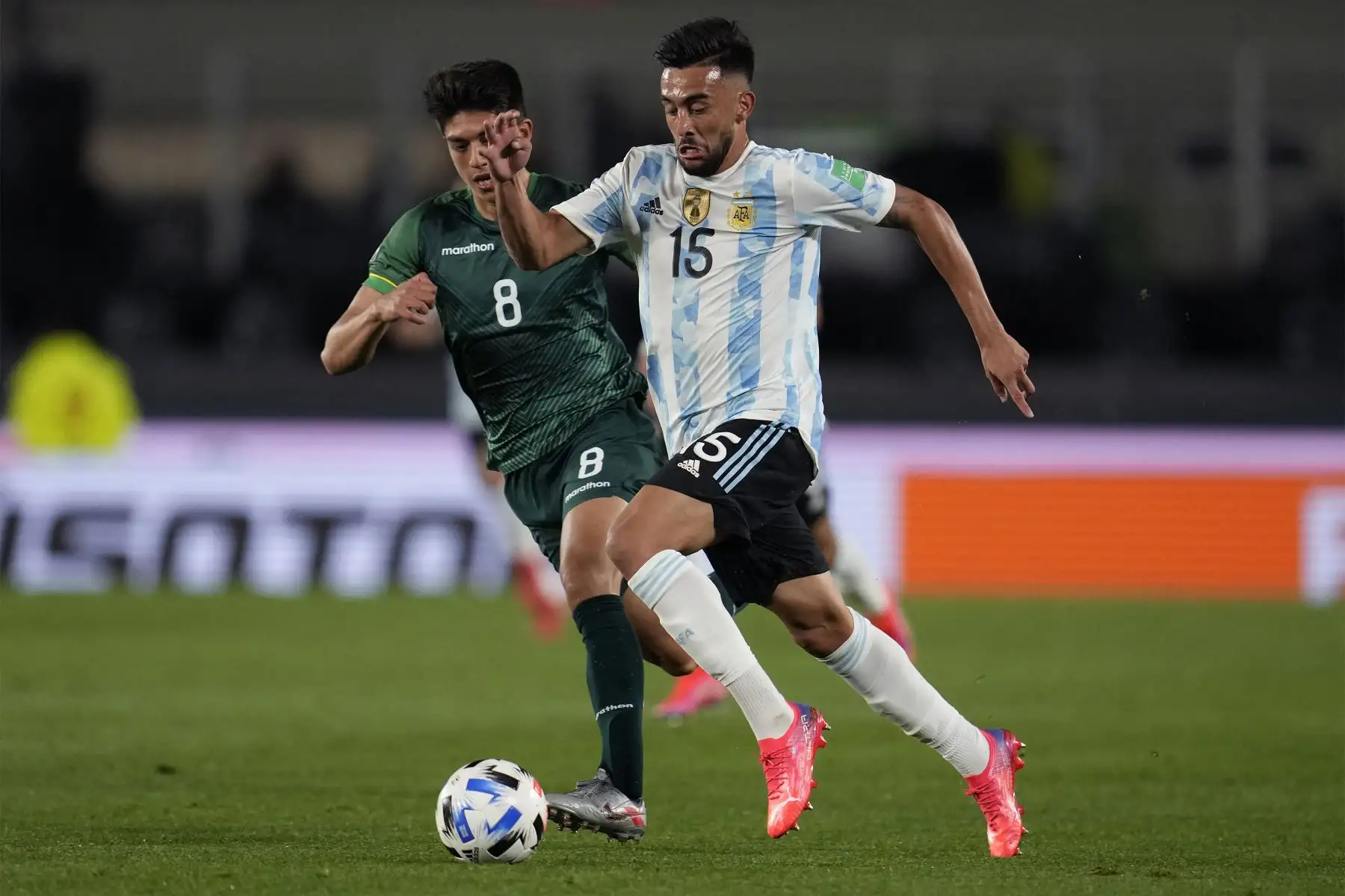 El boliviano Gabriel Villamil y el argentino Nicolás González compiten por el balón durante su partido de fútbol de clasificación sudamericano para la Copa Mundial de la FIFA Qatar 2022 en el Estadio Monumental de Buenos Aires.
Foto: AFP