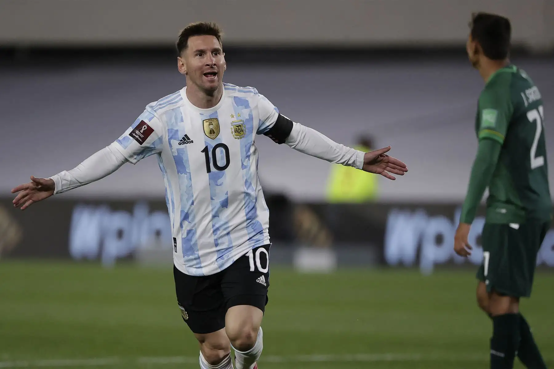 El argentino Lionel Messi celebra tras anotar contra Bolivia durante el partido clasificatorio sudamericano para la Copa Mundial de la FIFA Qatar 2022 en el Estadio Monumental de Buenos Aires.
Foto: AFP