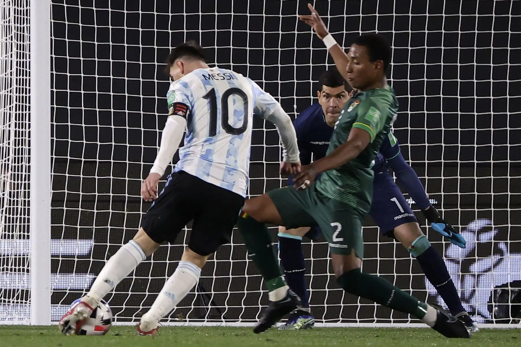 El argentino Lionel Messi  dispara para marcar un gol contra Bolivia durante el partido de fútbol de clasificación sudamericano para la Copa Mundial de la FIFA Qatar 2022 en el Estadio Monumental de Buenos Aires.
Foto: AFP