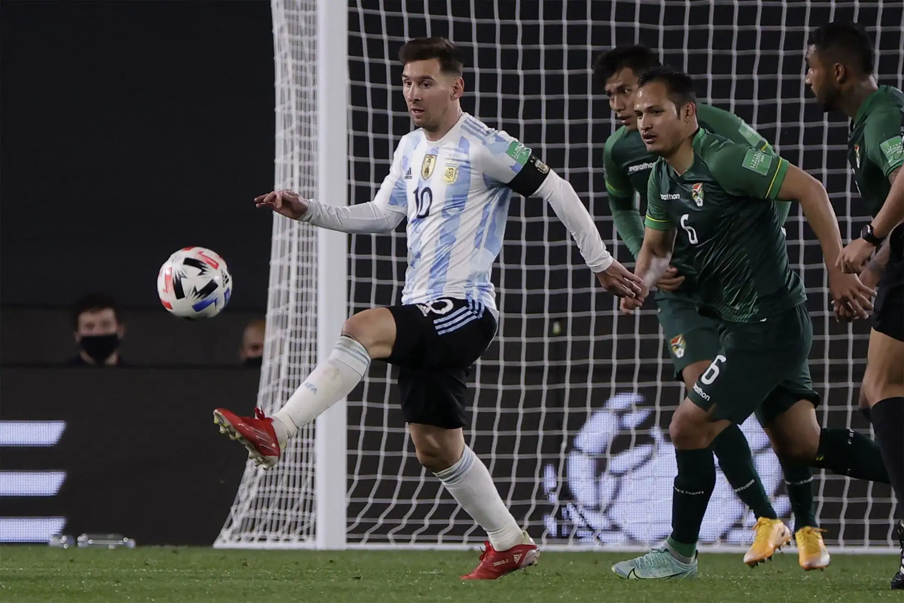 El argentino Lionel Messi es visto durante el partido de fútbol de clasificación sudamericano para la Copa Mundial de FIFA Qatar 2022 en el Estadio Monumental de Buenos Aires.
Foto: AFP