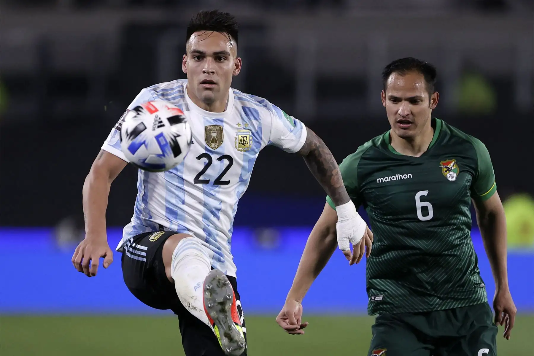 El argentino Lautaro Martínez  y el boliviano Leonel Justiniano  compiten por el balón durante su partido de fútbol de clasificación sudamericano para la Copa Mundial de la FIFA Qatar 2022 en el Estadio Monumental de Buenos Aires.
Foto: AFP