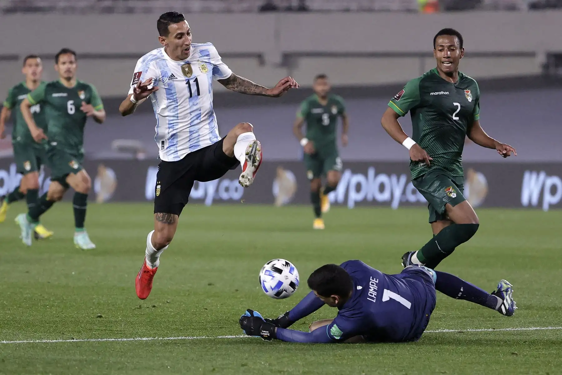 El portero de Bolivia Carlos Lampe y el argentino Angel Di Maria compiten por el balón durante su partido de fútbol de clasificación sudamericano para la Copa Mundial de la FIFA Qatar 2022 en el Estadio Monumental de Buenos Aires.
Foto: AFP