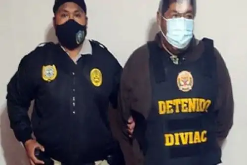 Como parte del megaoperativo Transfronterizo 2021, ejecutado entre personal policial y representantes del Ministerio Público, se detuvo a 16 personas, entre ellas dos policías, quienes integrarían la organización criminal Los Escorpiones de Santa Rosa.