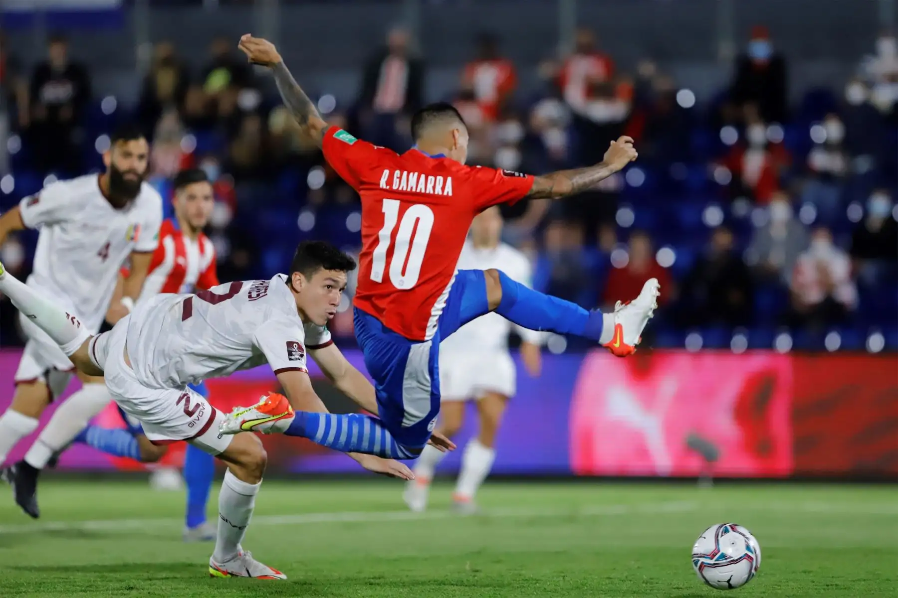 Alejandro Gamarra de Paraguay anota contra Venezuela, durante un partido por las eliminatorias sudamericanas al Mundial de Catar 2022, en el estadio Defensores del Chaco, en Asunción.
Foto: EFE