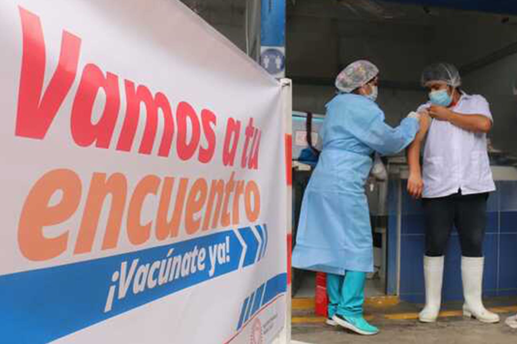 La dirección de Redes Integradas de Salud (Diris) Lima Centro, movilizó el lugar cuatro brigadas de vacunación que inmunizaron a comerciantes y clientes del mercado. ANDINA/ Minsa