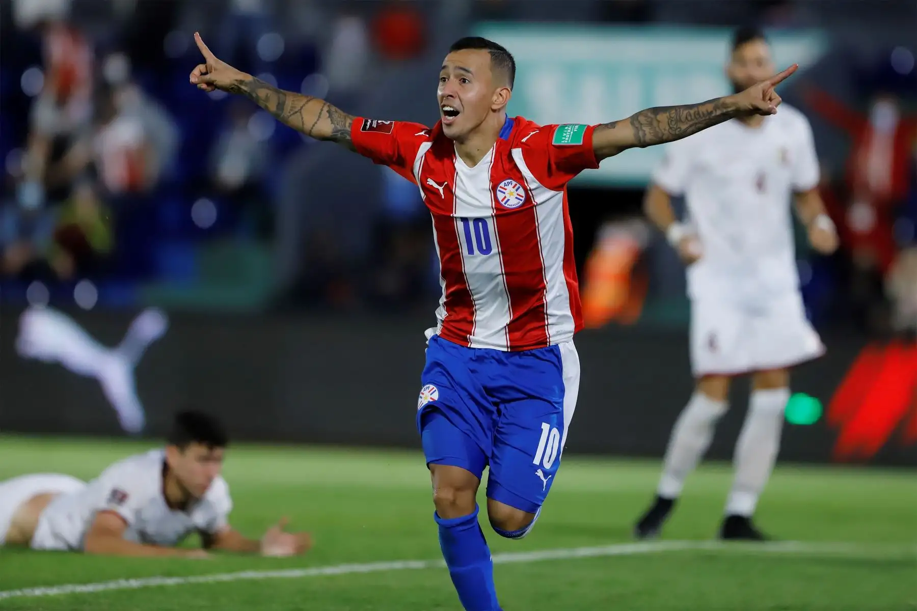Alejandro Gamarra de Paraguay celebra  tras anotar contra Venezuela, durante un partido por las eliminatorias sudamericanas al Mundial de Catar 2022, en el estadio Defensores del Chaco, en Asunción.
Foto: EFE