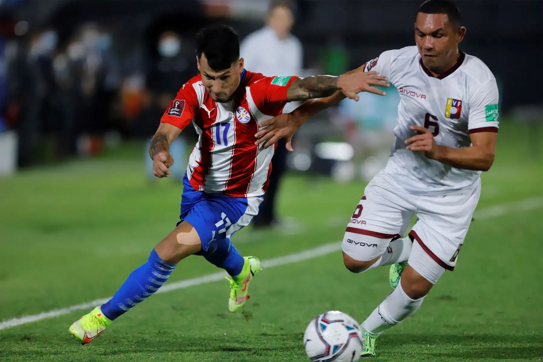 Hernán Pérez de Paraguay disputa el balón con Bernaldo Manzano de Venezuela, durante un partido por las eliminatorias sudamericanas al Mundial de Catar 2022.
Foto: EFE
