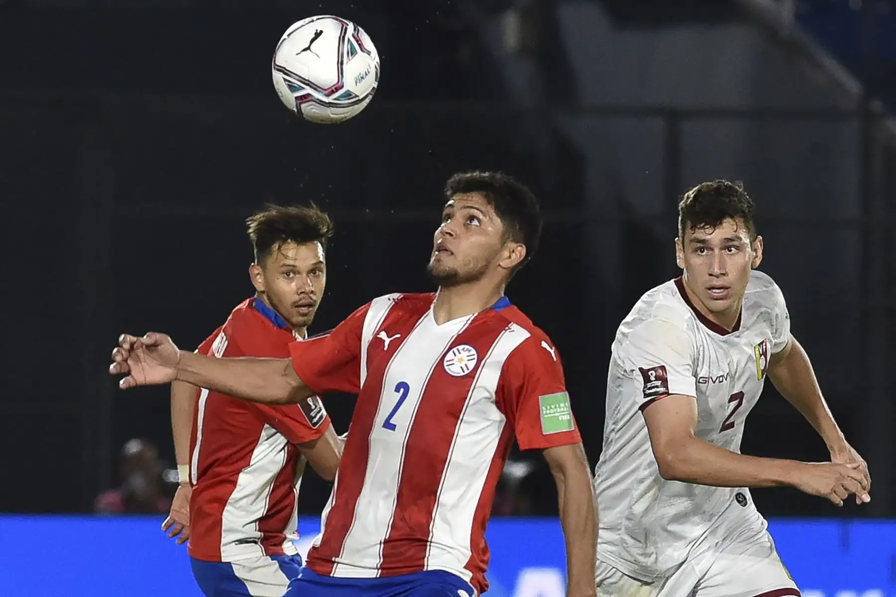 Robert Rojas de Paraguay y Nahuel Ferraresi de Venezuela compiten por el balón durante su partido de fútbol de clasificación sudamericano para la Copa Mundial de la FIFA Qatar 2022 en el estadio Defensores del Chaco en Asunción.
Foto: AFP