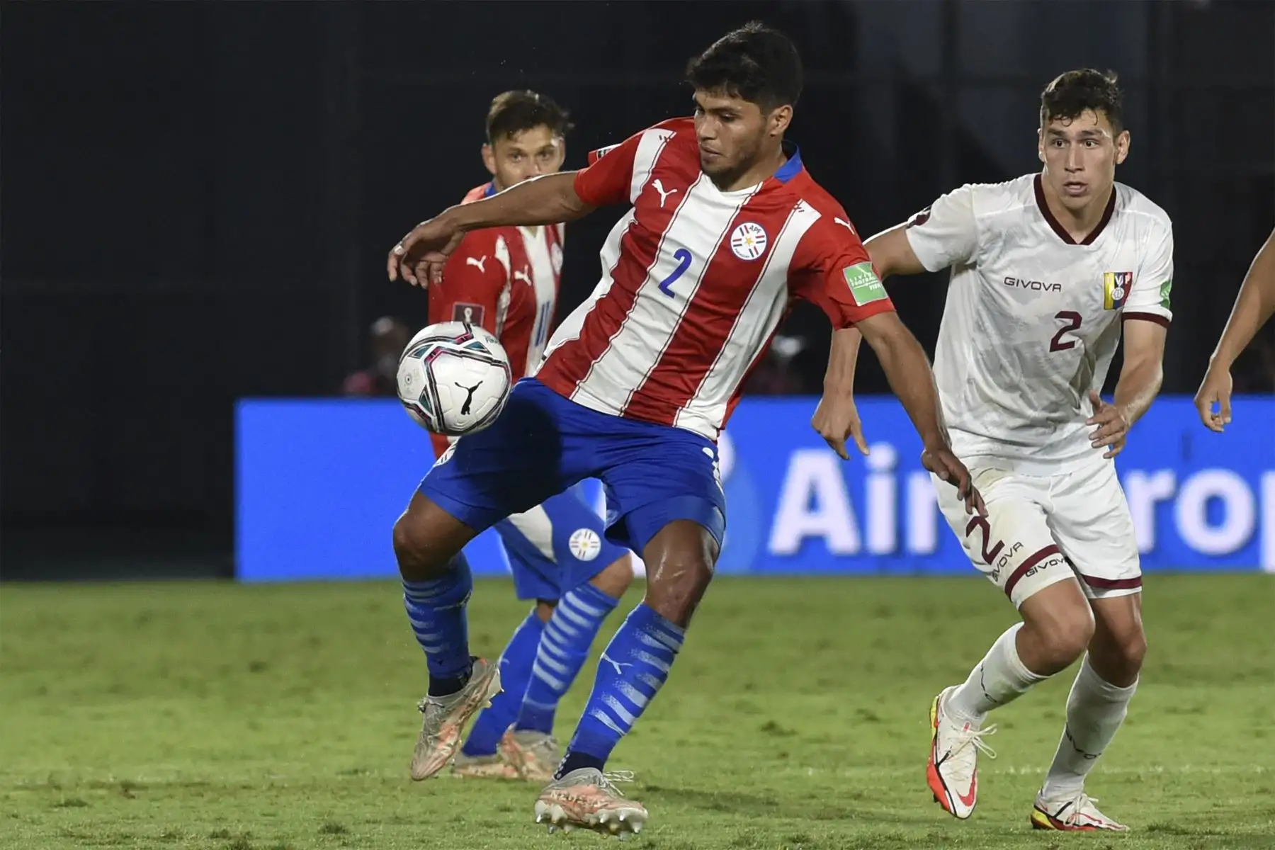 El venezolano Nahuel Ferraresi y el Paraguay Robert Rojas  compiten por el balón durante su partido de fútbol de clasificación sudamericano para la Copa Mundial de la FIFA Qatar 2022 en el estadio Defensores del Chaco en Asunción.
Foto: AFP