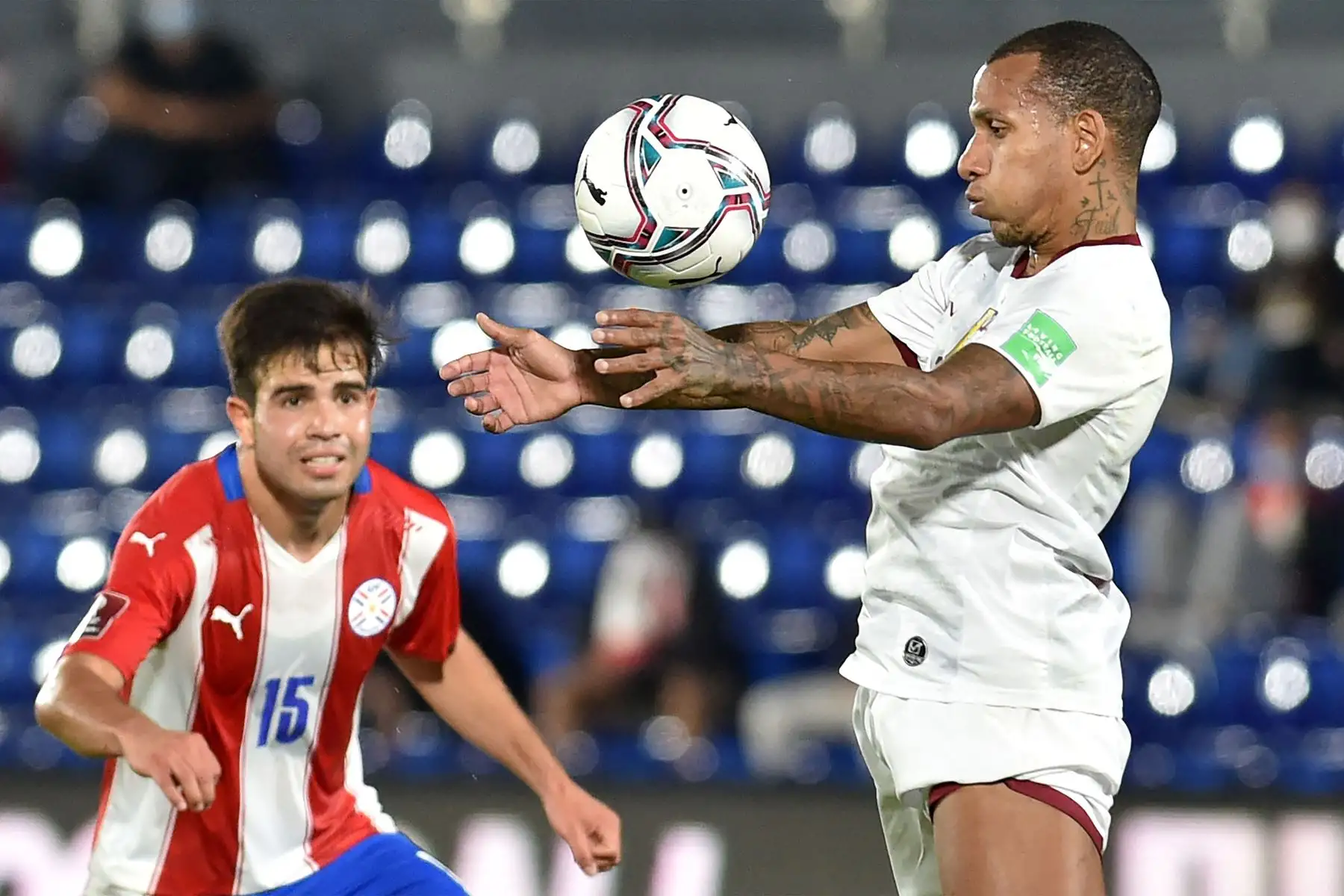 Rómulo Otero de Venezuela y Hugo Martínez de Paraguay  compiten por el balón durante su partido de fútbol de clasificación sudamericano para la Copa Mundial de la FIFA Qatar 2022 en el estadio Defensores del Chaco en Asunción.
Foto: AFP