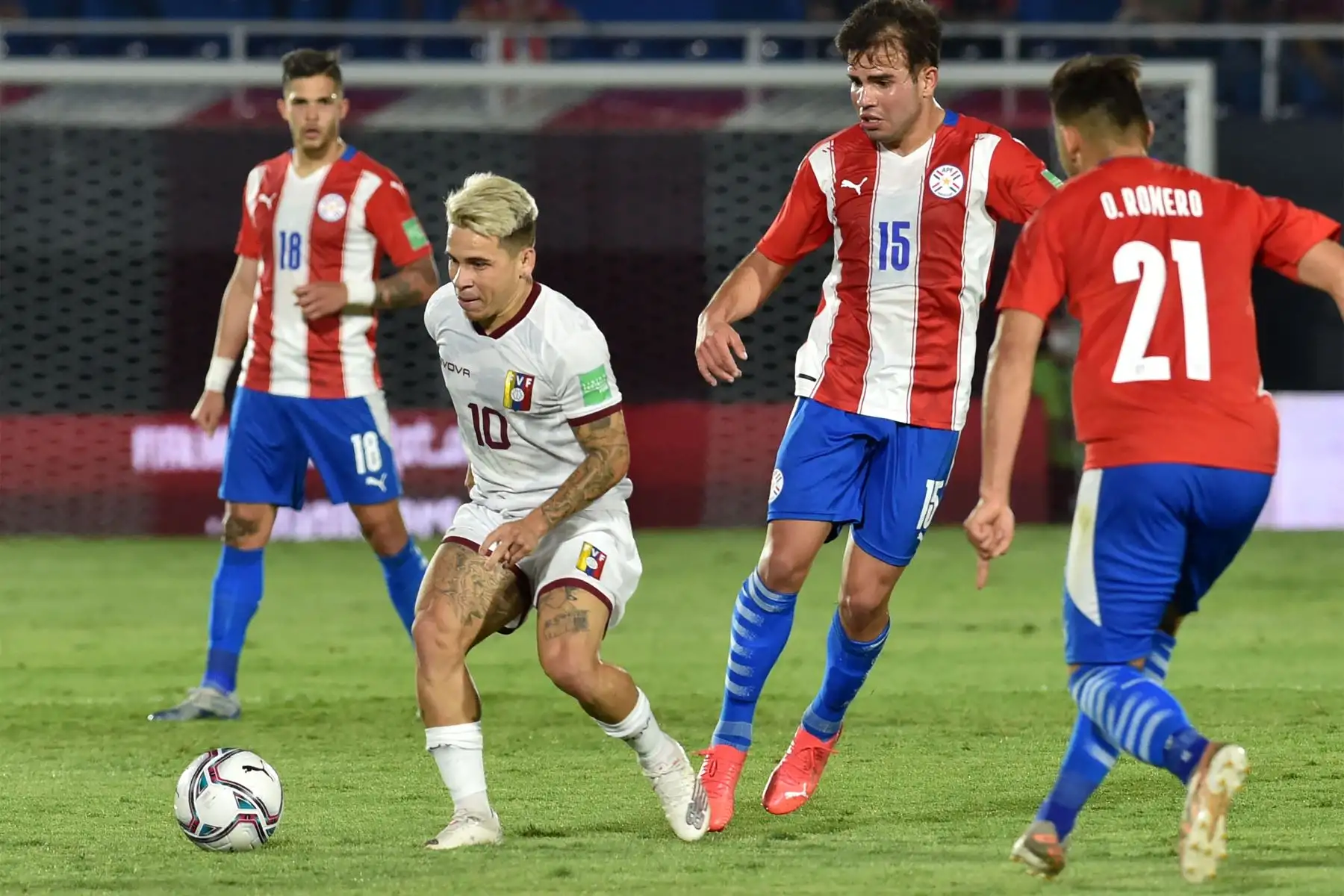Yeferson Soteldo de Venezuela y Hugo Martínez de Paraguay  compiten por el balón durante su partido clasificatorio sudamericano para la Copa Mundial de la FIFA Qatar 2022 en el estadio Defensores del Chaco en Asunción.
Foto: AFP