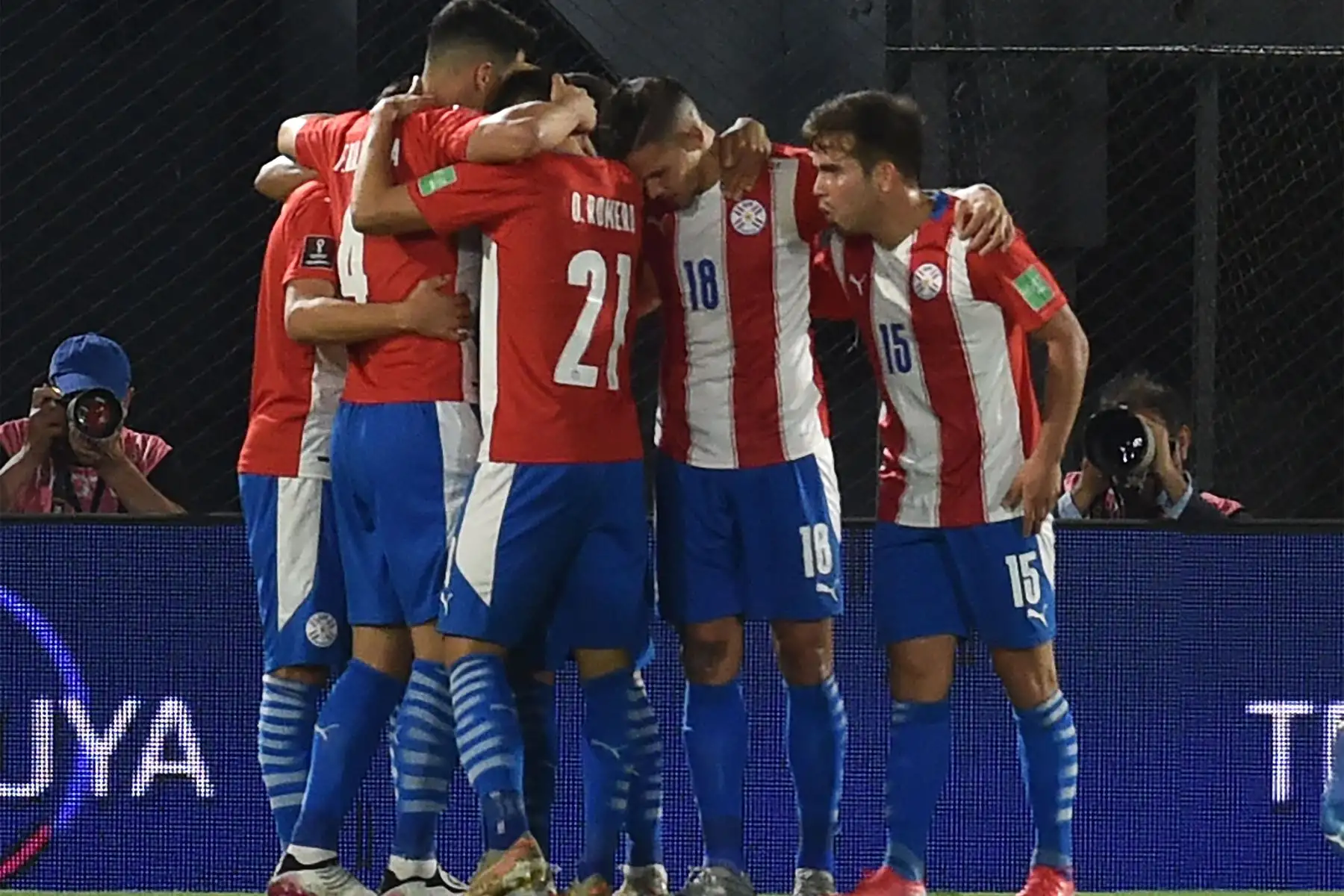 Los jugadores de Paraguay celebran después de que David Martínez anotó contra Venezuela durante el partido de fútbol de clasificación sudamericano para la Copa Mundial de la FIFA Qatar 2022 en el estadio Defensores del Chaco en Asunción.
Foto: AFP