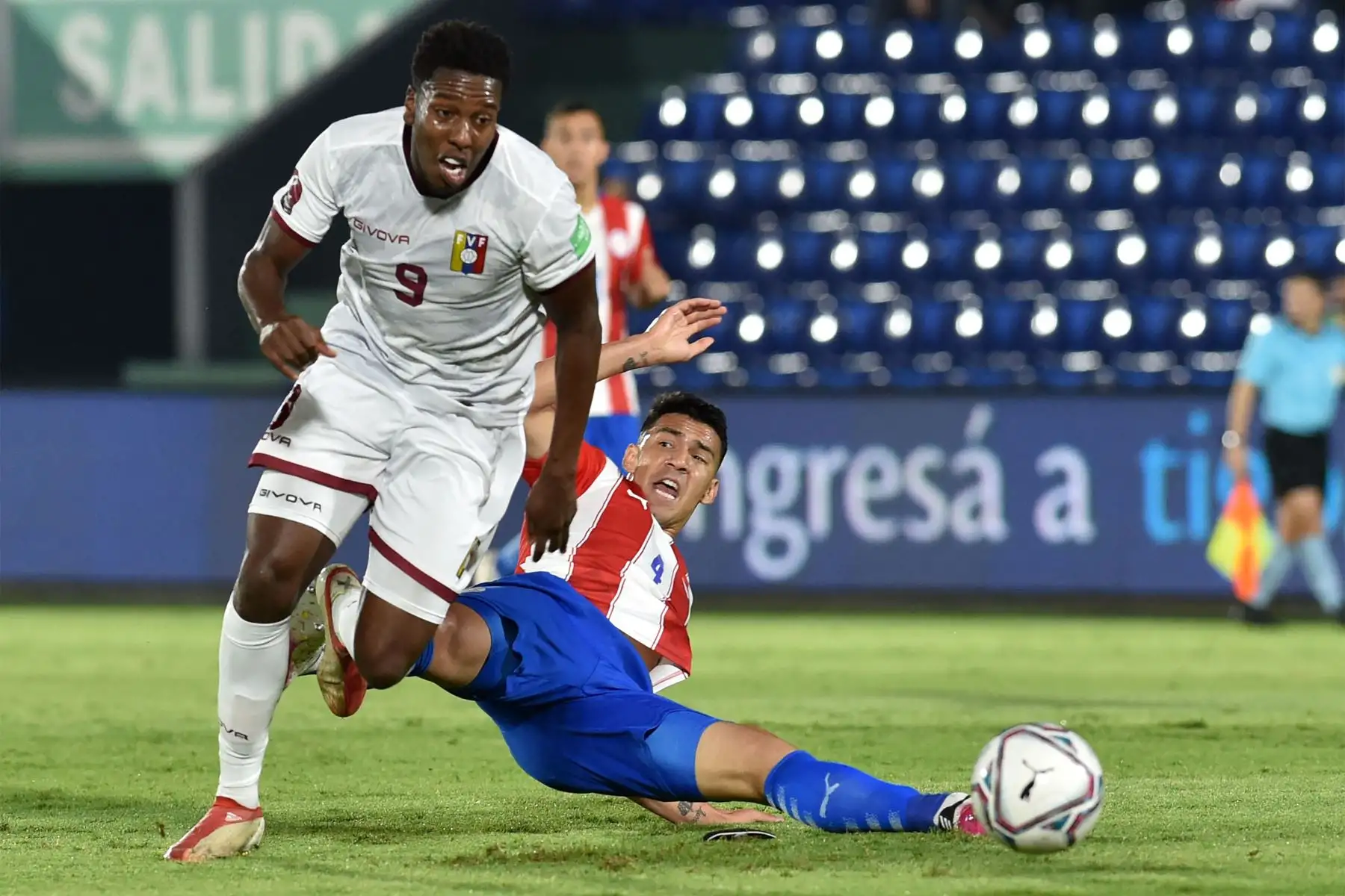 El paraguayo Fabián Balbuena y el venezolano Jan Hurtado compiten por el balón durante su partido clasificatorio sudamericano para la Copa Mundial de la FIFA Qatar 2022 en el estadio Defensores del Chaco en Asunción.
Foto: AFP