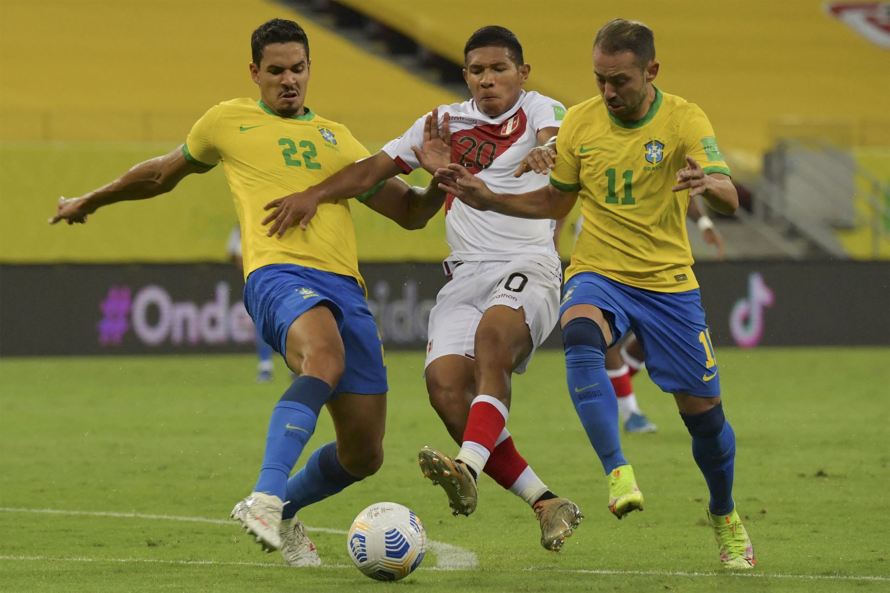 El peruano Edison Flores  compite por el balón con el brasileño Lucas Verissimo  y el brasileño Everton Ribeiro durante su partido clasificatorio sudamericano para la Copa Mundial de la FIFA Qatar 2022 en el Pernambuco Arena de Recife.
Foto: AFP