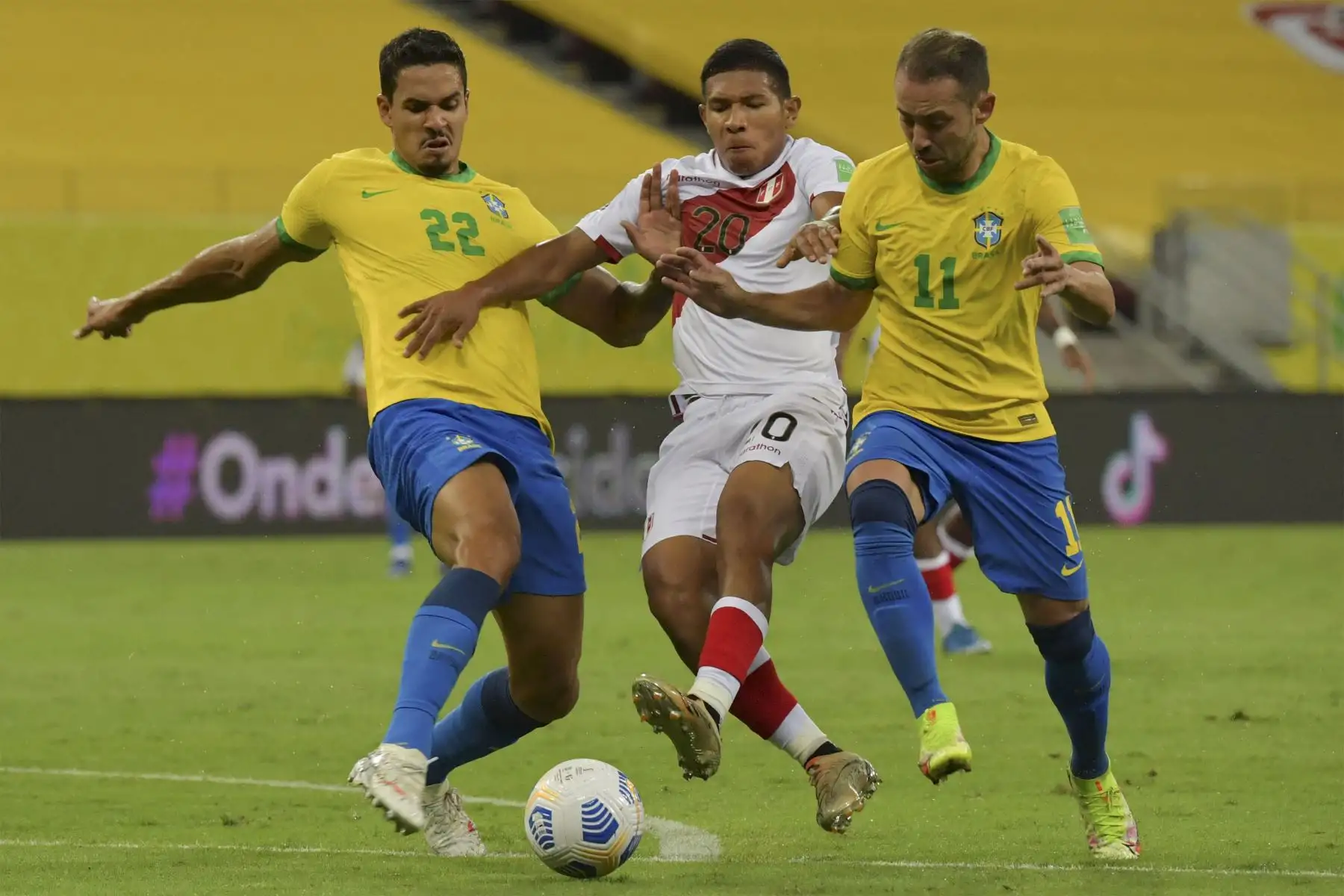 El peruano Edison Flores  compite por el balón con el brasileño Lucas Verissimo  y el brasileño Everton Ribeiro durante su partido clasificatorio sudamericano para la Copa Mundial de la FIFA Qatar 2022 en el Pernambuco Arena de Recife.
Foto: AFP