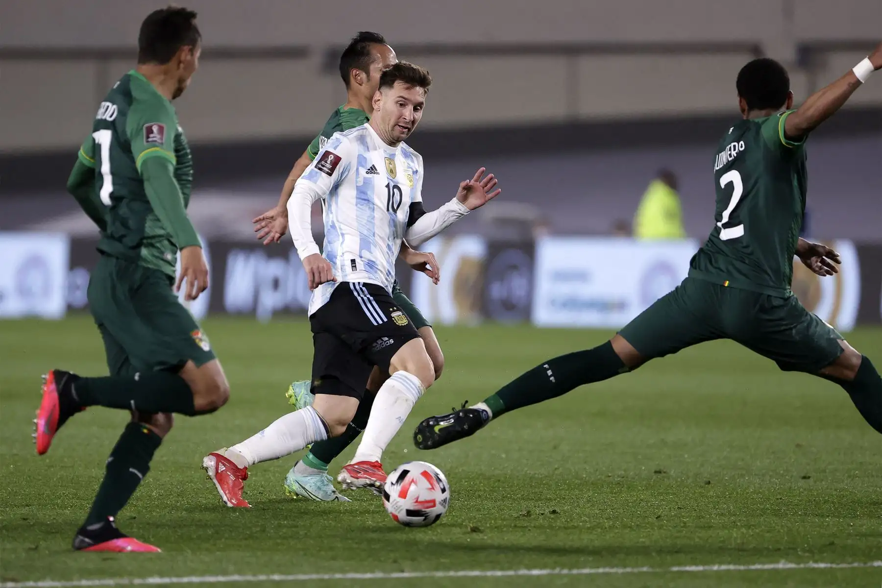 El argentino Lionel Messi  y el boliviano Jairo Quinteros  compiten por el balón durante su partido clasificatorio sudamericano para la Copa Mundial de la FIFA Qatar 2022 en el Estadio Monumental de Buenos Aires.
Foto: AFP