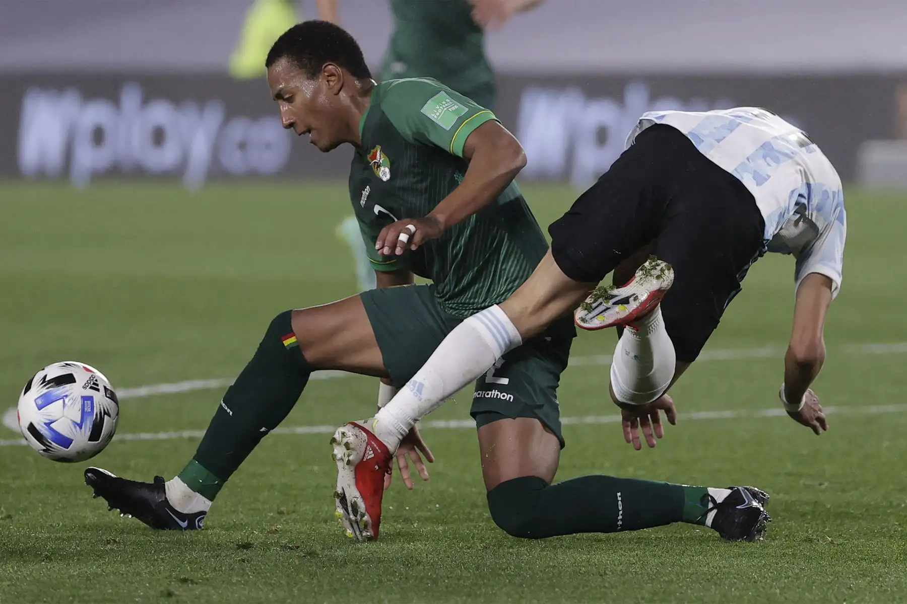 El boliviano Jairo Quinteros  y el argentino Angel Di Maria compiten por el balón durante su partido de fútbol de clasificación sudamericano para la Copa Mundial de la FIFA Qatar 2022 en el Estadio Monumental de Buenos Aires.
Foto: AFP