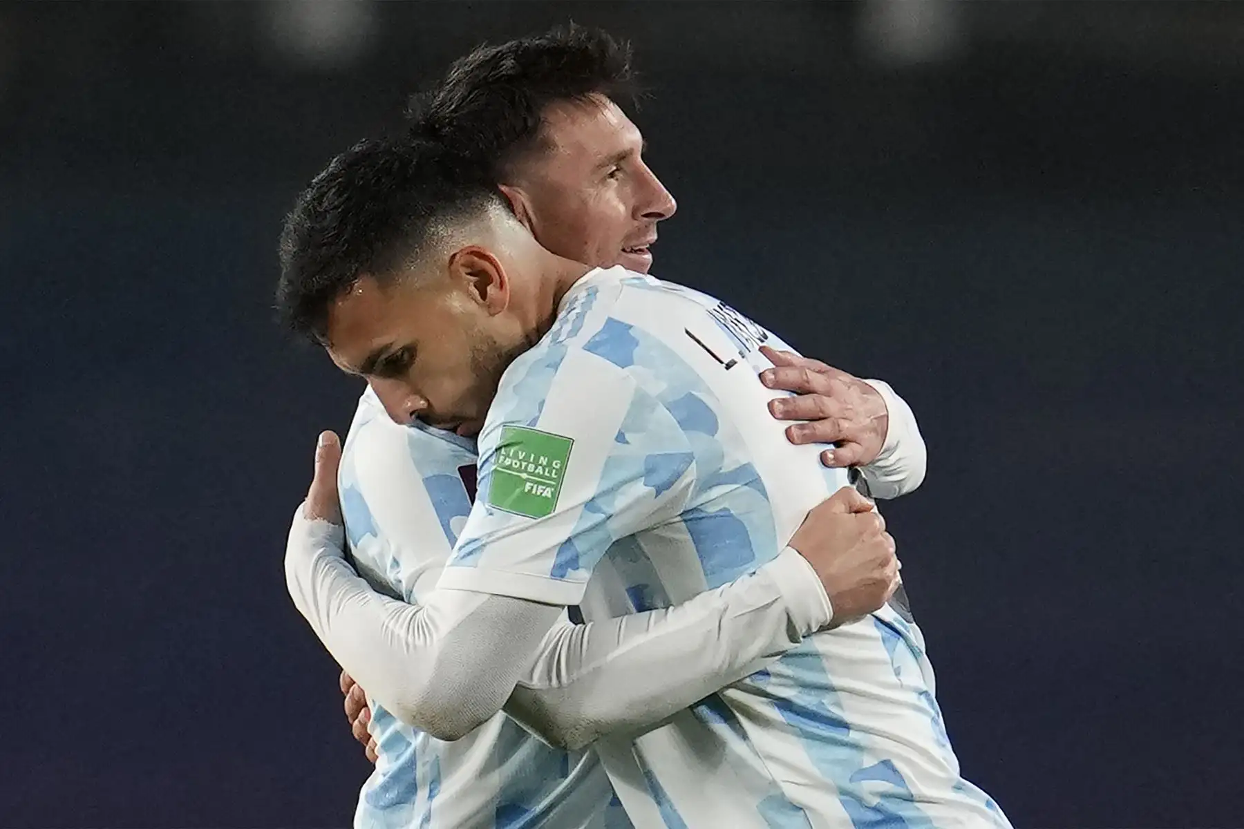 El argentino Lionel Messi celebra con Leandro Paredes tras anotar contra Bolivia durante el partido de fútbol de clasificación sudamericano para la Copa Mundial de la FIFA Qatar 2022 en el Estadio Monumental de Buenos Aires.
Foto: AFP