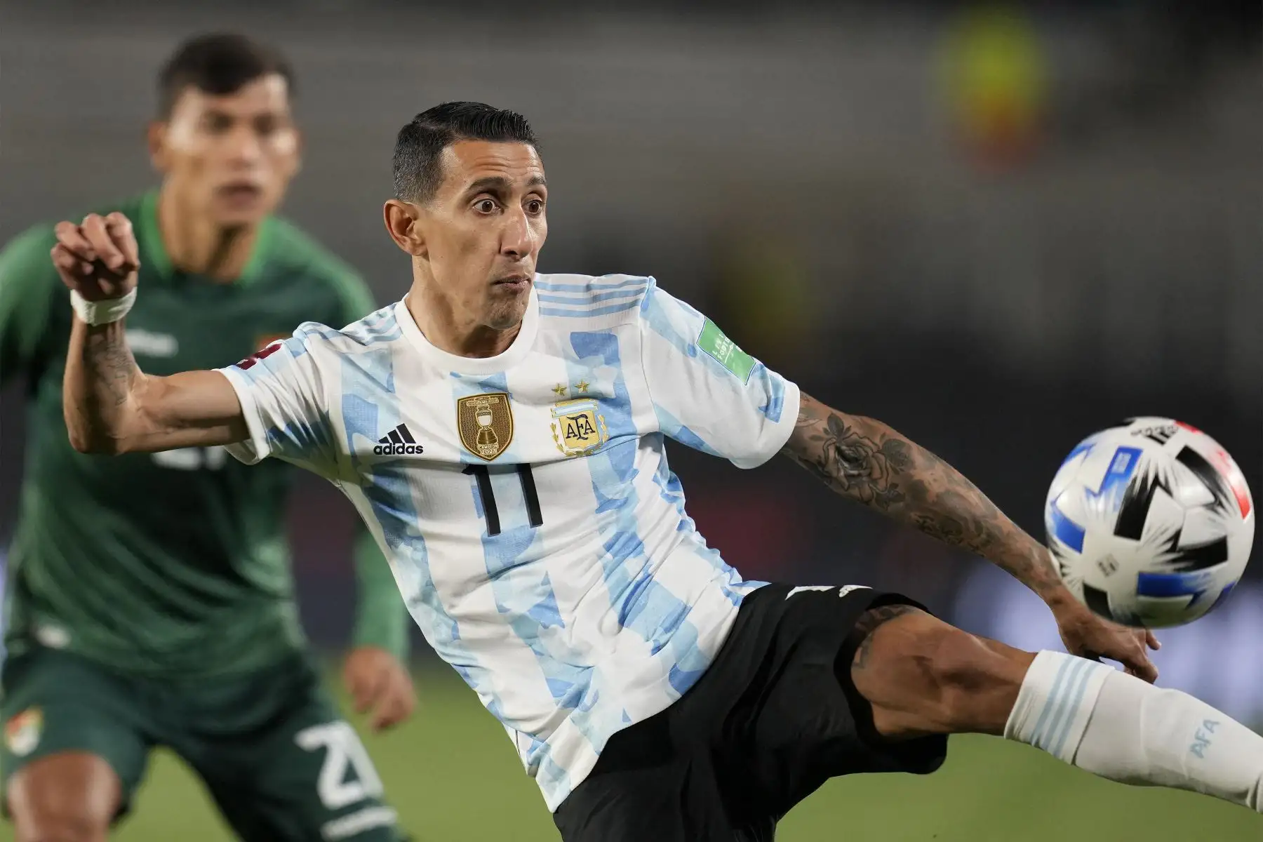 El argentino Angel Di Maria compite por el balón durante el partido clasificatorio sudamericano para la Copa Mundial de la FIFA Qatar 2022 en el Estadio Monumental de Buenos Aires.
Foto: AFP
