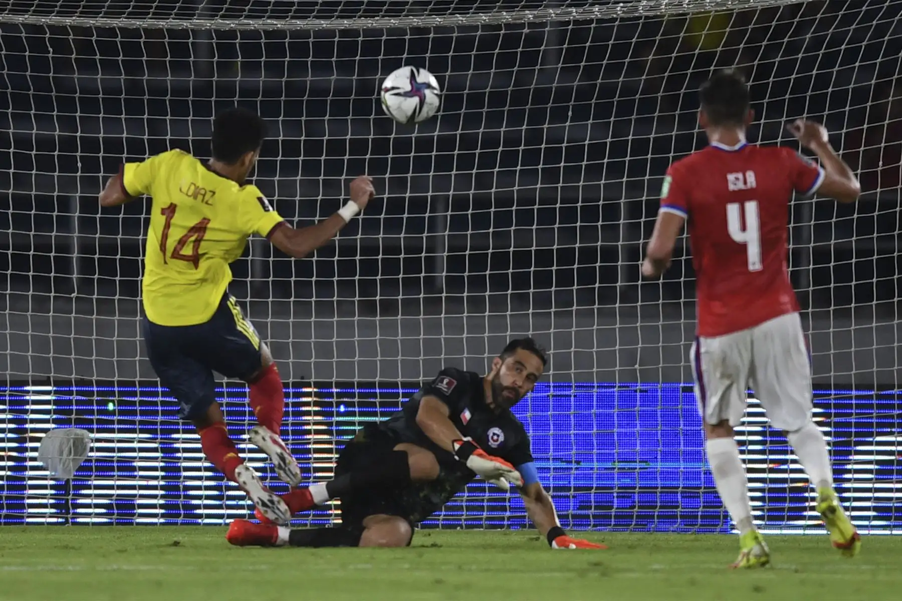 Luis Díaz de Colombia anota sobre el portero de Chile Claudio Bravo durante el partido de fútbol de clasificación sudamericano para la Copa Mundial de la FIFA Qatar 2022 en el Estadio Metropolitano Roberto Meléndez en Barranquilla.
Foto: AFP