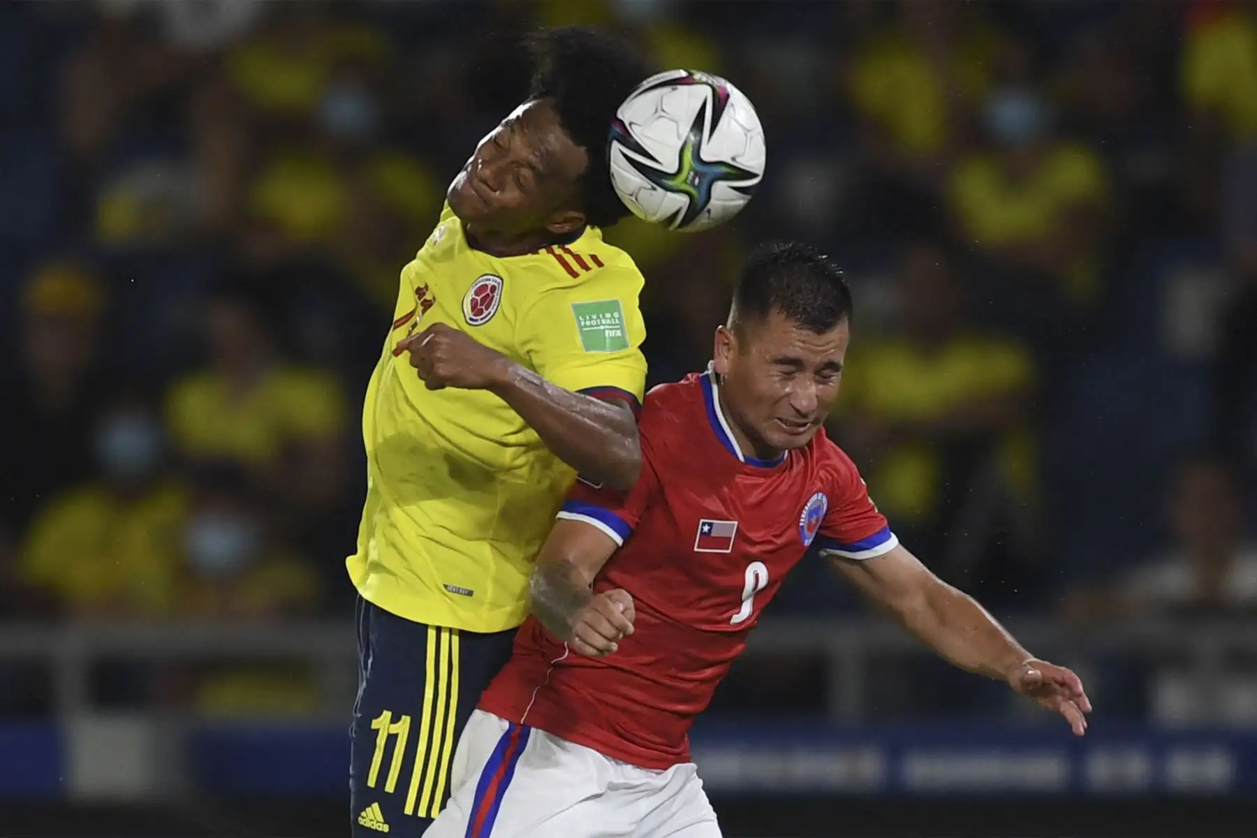 El colombiano Juan Cuadrado y  el chileno Jean Meneses compiten por el partido clasificatorio sudamericano para la Copa Mundial de la FIFA Qatar 2022 en el Estadio Metropolitano Roberto Meléndez en Barranquilla.
Foto: AFP
