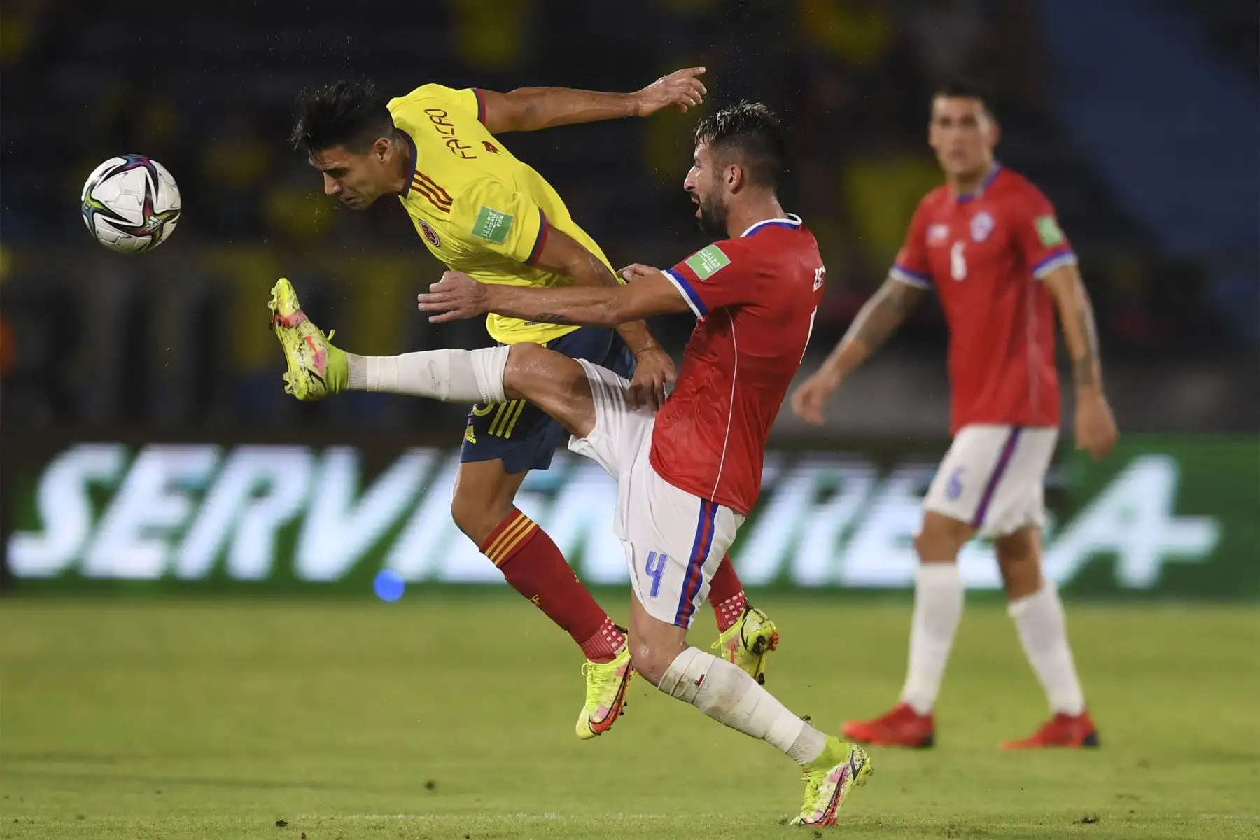 El colombiano Radamel Falcao  y el chileno Mauricio Isla compiten por el partido de clasificación sudamericano para la Copa Mundial de la FIFA Qatar 2022 en el Estadio Metropolitano Roberto Meléndez en Barranquilla.
Foto: AFP