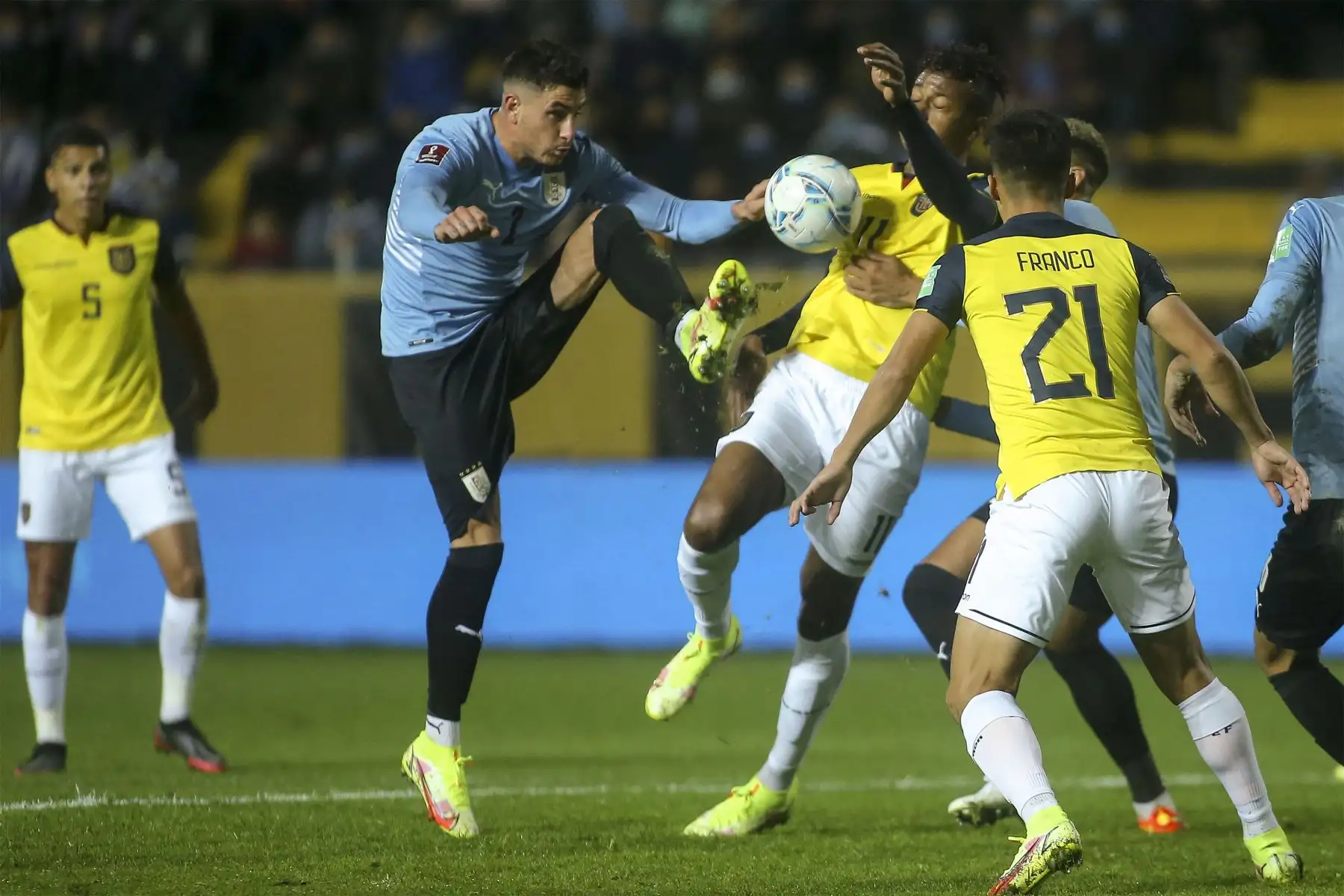 El uruguayo José María Giménez y el ecuatoriano Michael Estrada compiten por el balón durante su partido de fútbol de clasificación sudamericano para la Copa Mundial de la FIFA Qatar 2022.
Foto: AFP