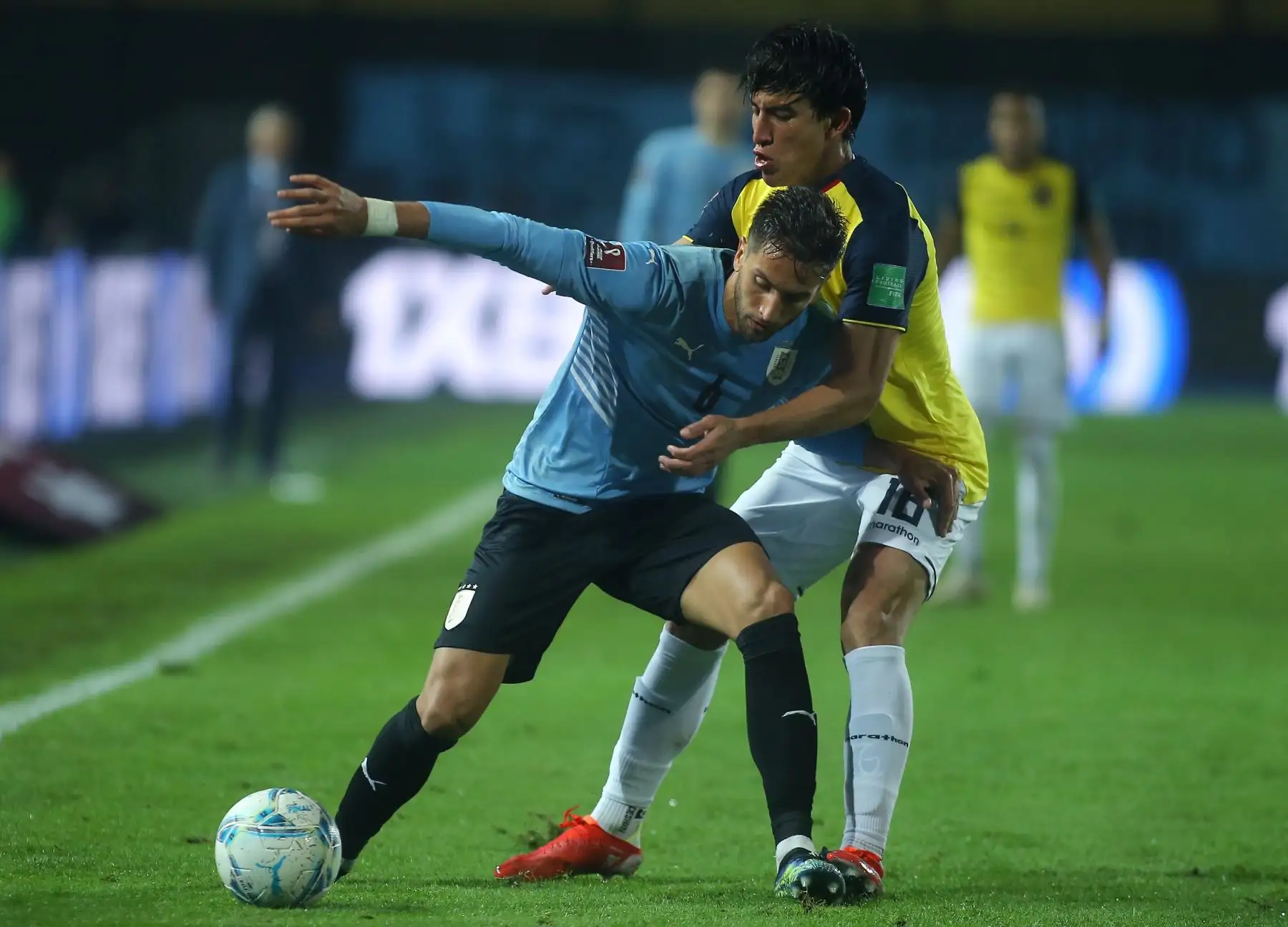 El uruguayo Rodrigo Betancur en acción contra el ecuatoriano Fernando Gaibor durante las eliminatorias sudamericanas para el Mundial de Qatar 2022 entre Uruguay y Ecuador, en el Estadio Campeon del Siglo en Montevideo, Uruguay.
Foto: EFE