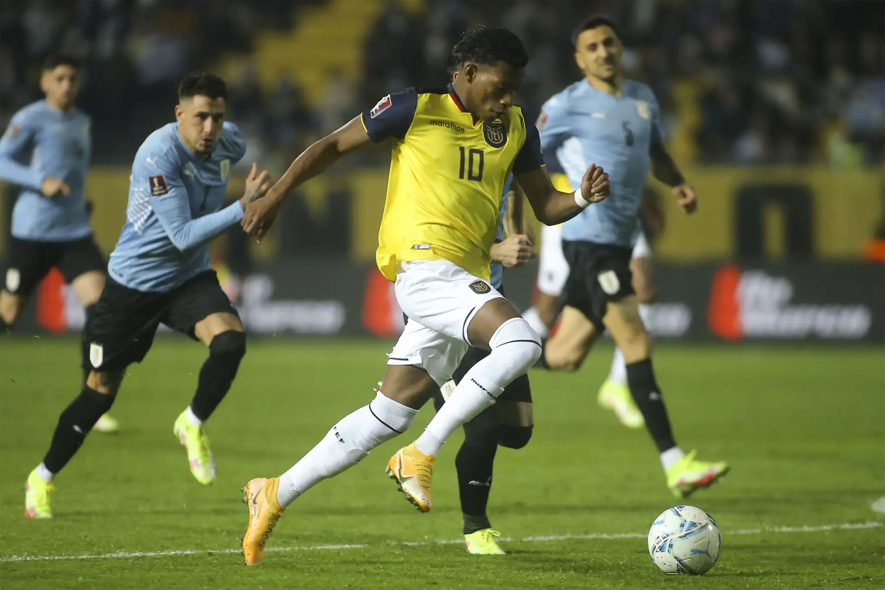 El ecuatoriano Gonzalo Plata corre con el balón durante su partido clasificatorio sudamericano para la Copa Mundial de la FIFA Qatar 2022 en el estadio Campeón del Siglo de Montevideo.
Foto: EFE