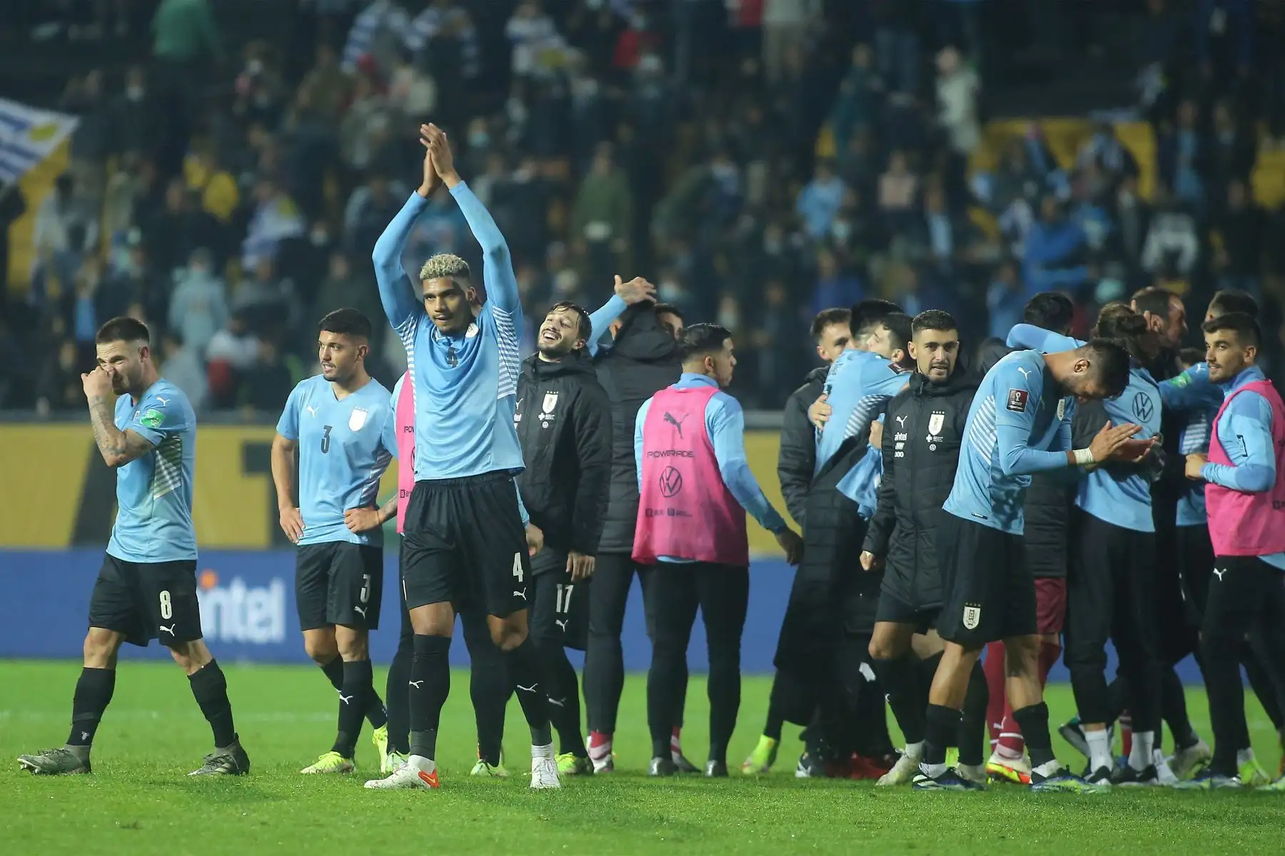 Los jugadores de Uruguay celebran ganar las eliminatorias sudamericanas para el Mundial de Qatar 2022 entre Uruguay y Ecuador, en el Estadio Campeon del Siglo en Montevideo, Uruguay.
Foto: EFE