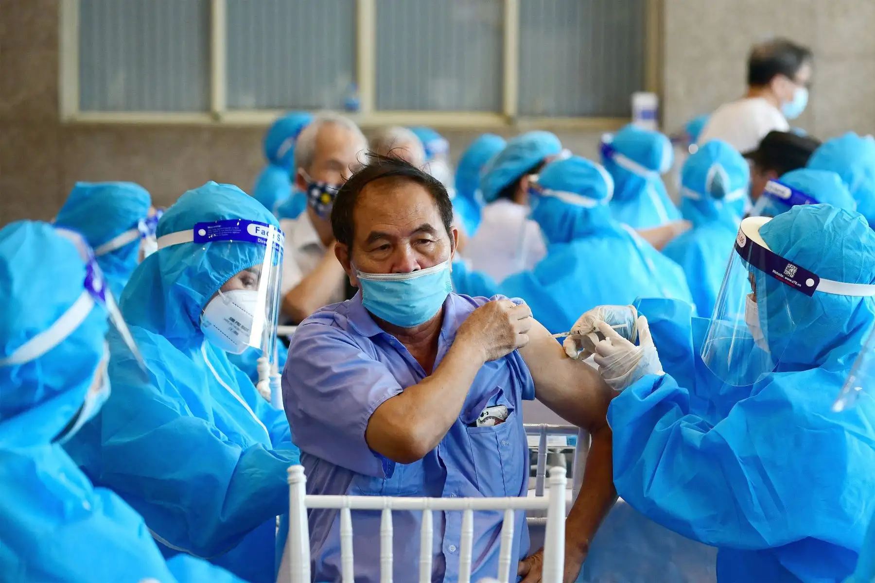 Un hombre  recibe la vacuna AstraZeneca  contra el coronavirus Covid-19 en Hanoi.
Foto: AFP