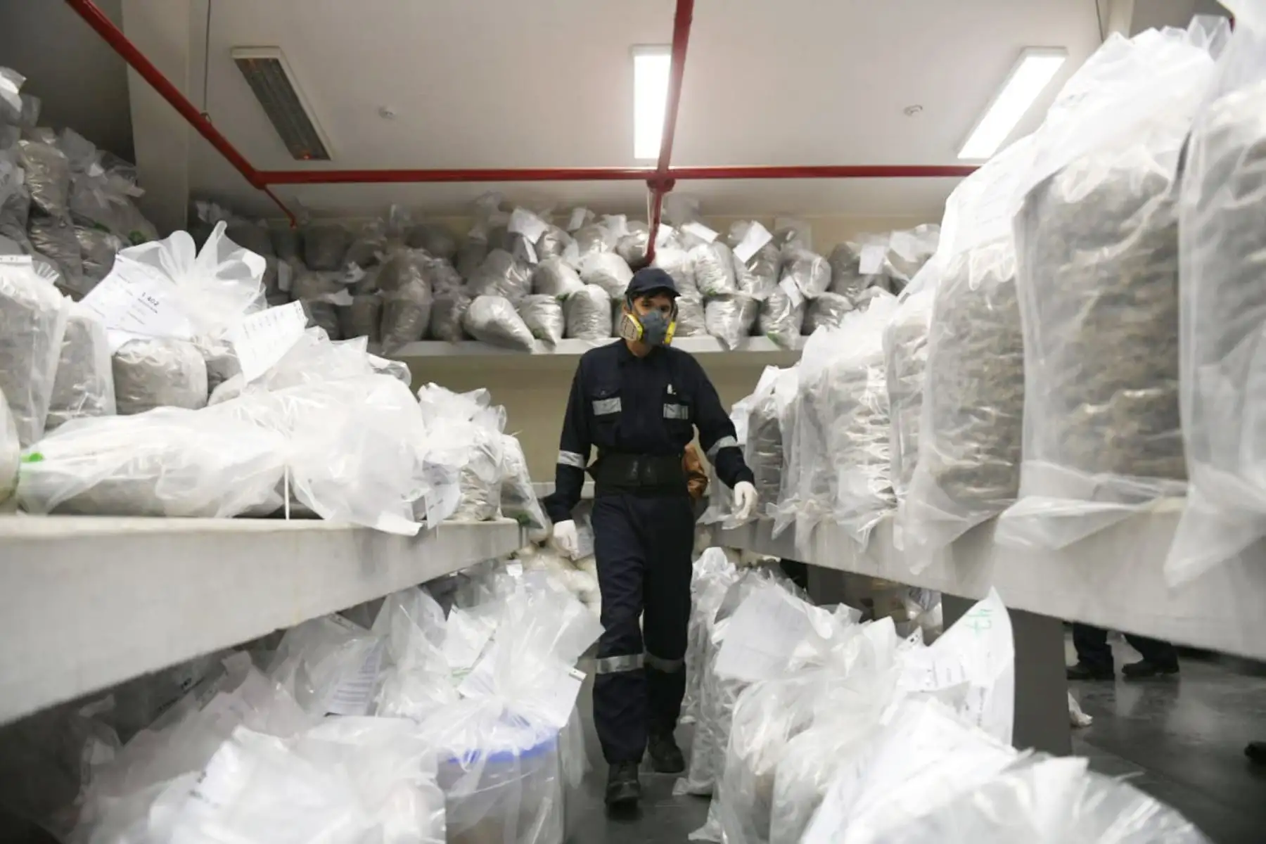 El Ministro del Interior, Juan Carrasco, junto al Comandante General de la PNP, Javier Gallardo, participa en el proceso de incineración de más de 18.3 toneladas de droga decomisada por la Policía Nacional
en diversos operativos a nivel nacional.
Foto: MininterPeru